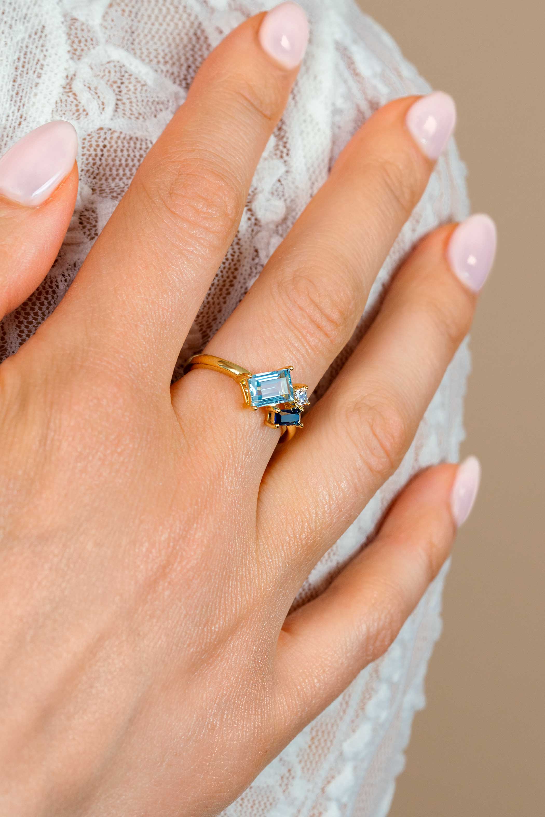 ZINZI gold plated zilveren ring bezet met geometrische kleurstenen in lichtblauw, petrolblauw en fonkelend wit ZIR2897