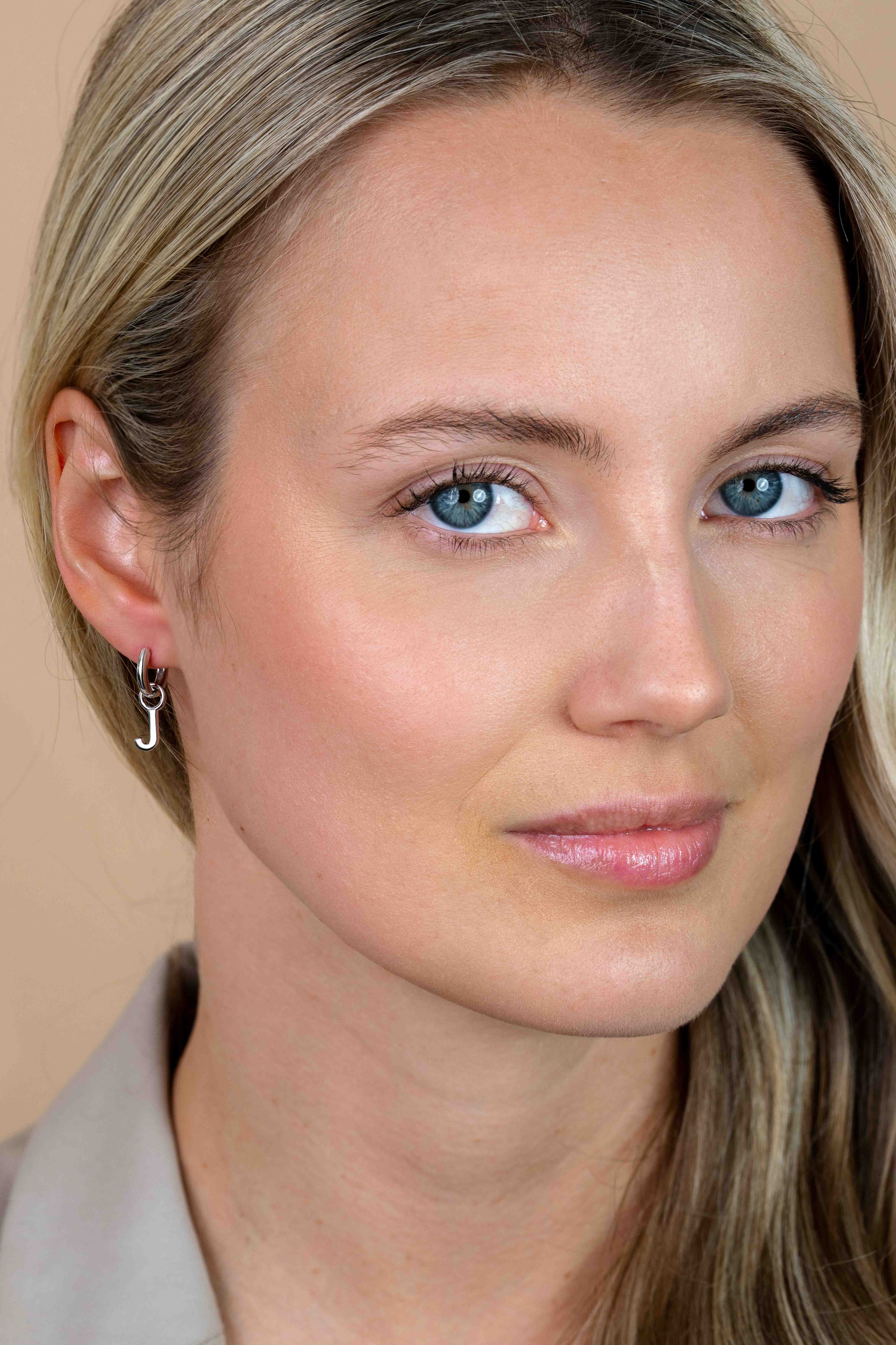 ZINZI zilveren letter oorbedel J per stuk geprijsd ZICH2144J. (zonder oorringen).