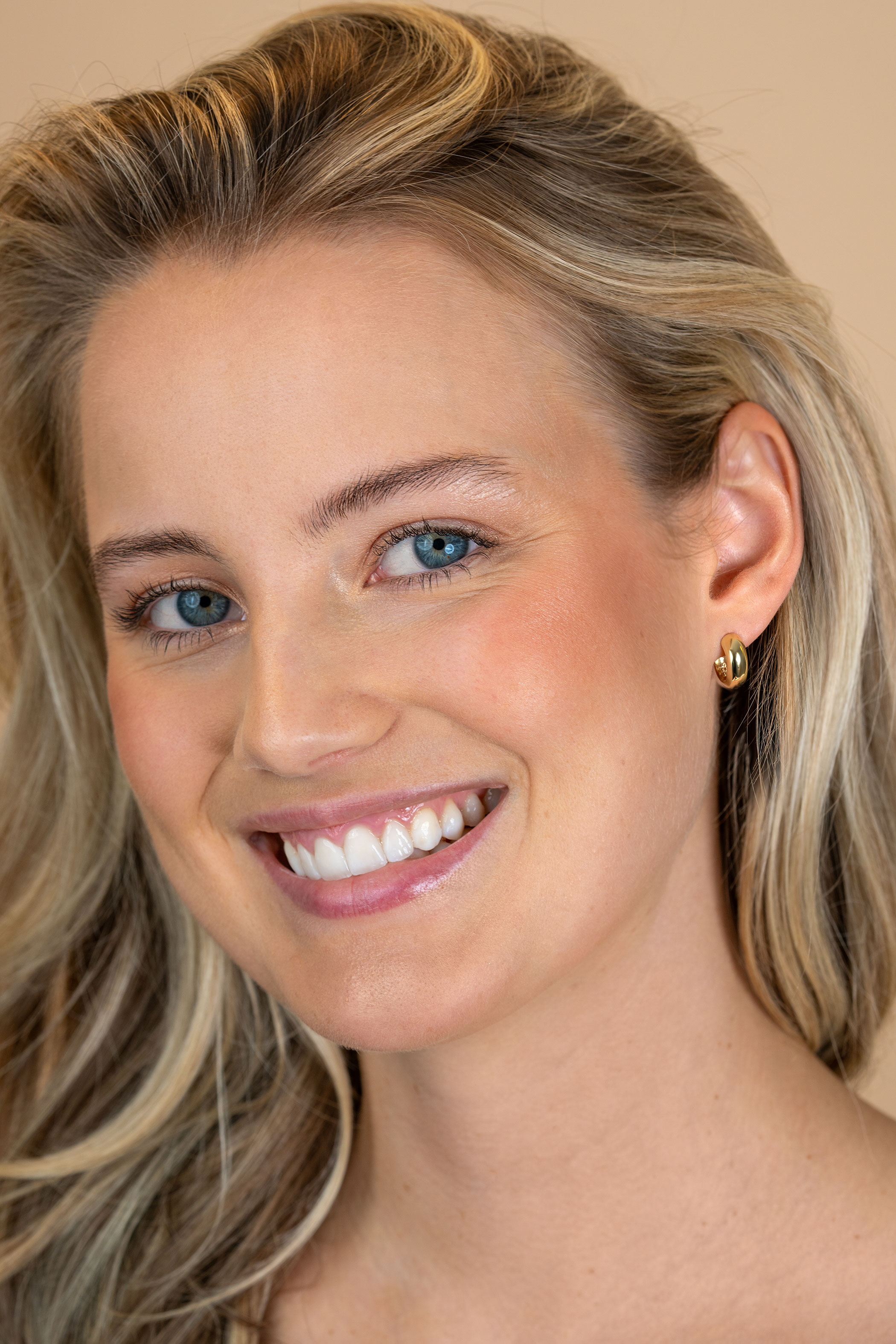 13,5mm ZINZI goldplated zilveren gladde oorringen met brede ronde buis 5mm met luxe klapsluiting ZIO2791G