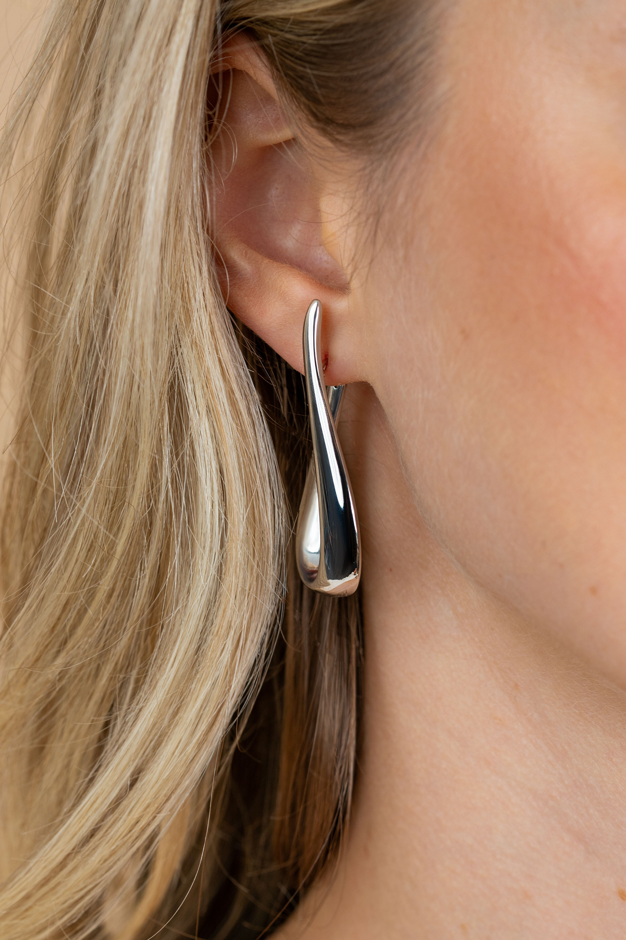 49mm ZINZI zilveren grote oorringen in organische vorm met een speelse twist en handige bovensluiting ZIO2675