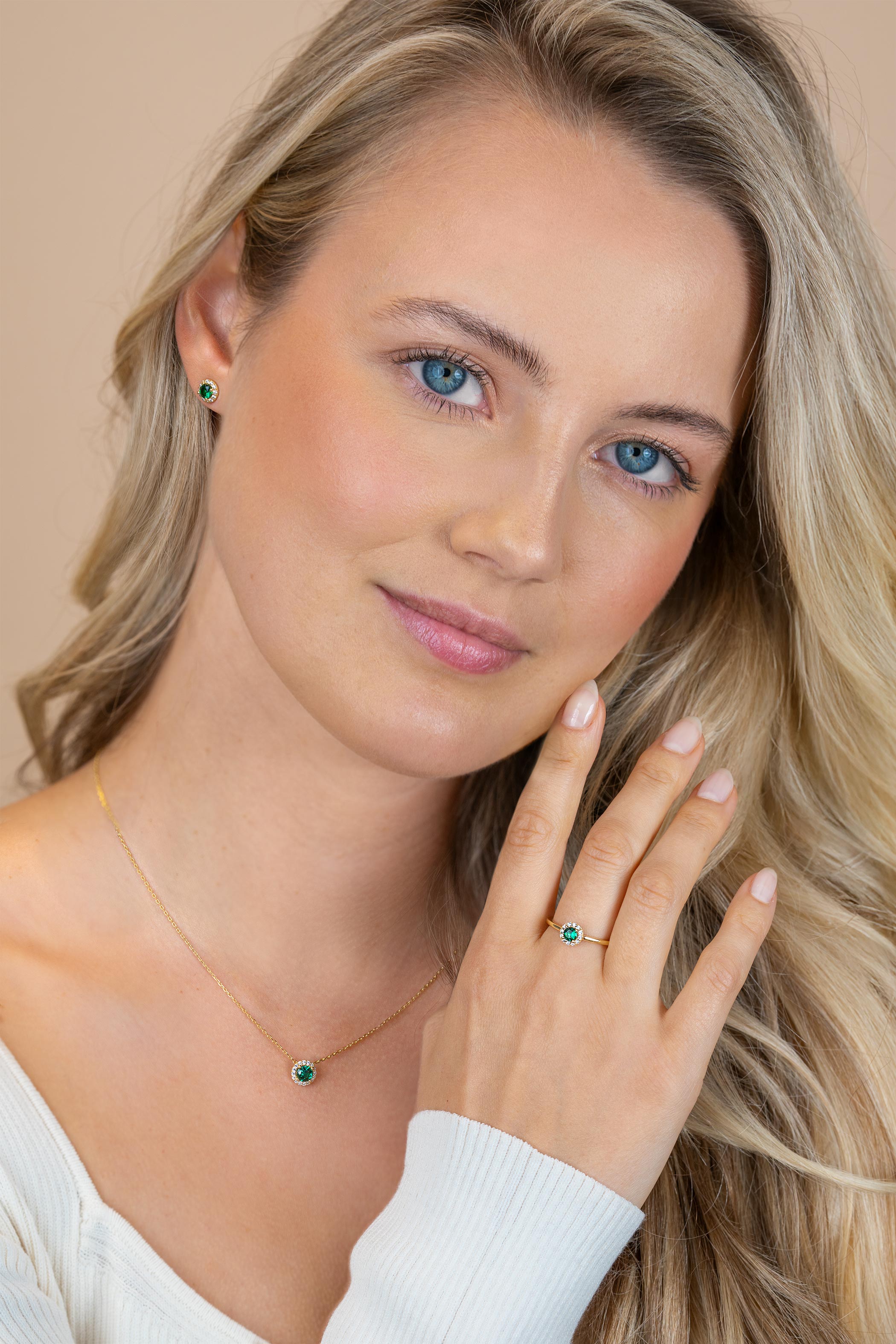 6,5mm ZINZI goldplated zilveren oorstekers met smaragdgroene kleursteen in entourage zetting ZIO2697G