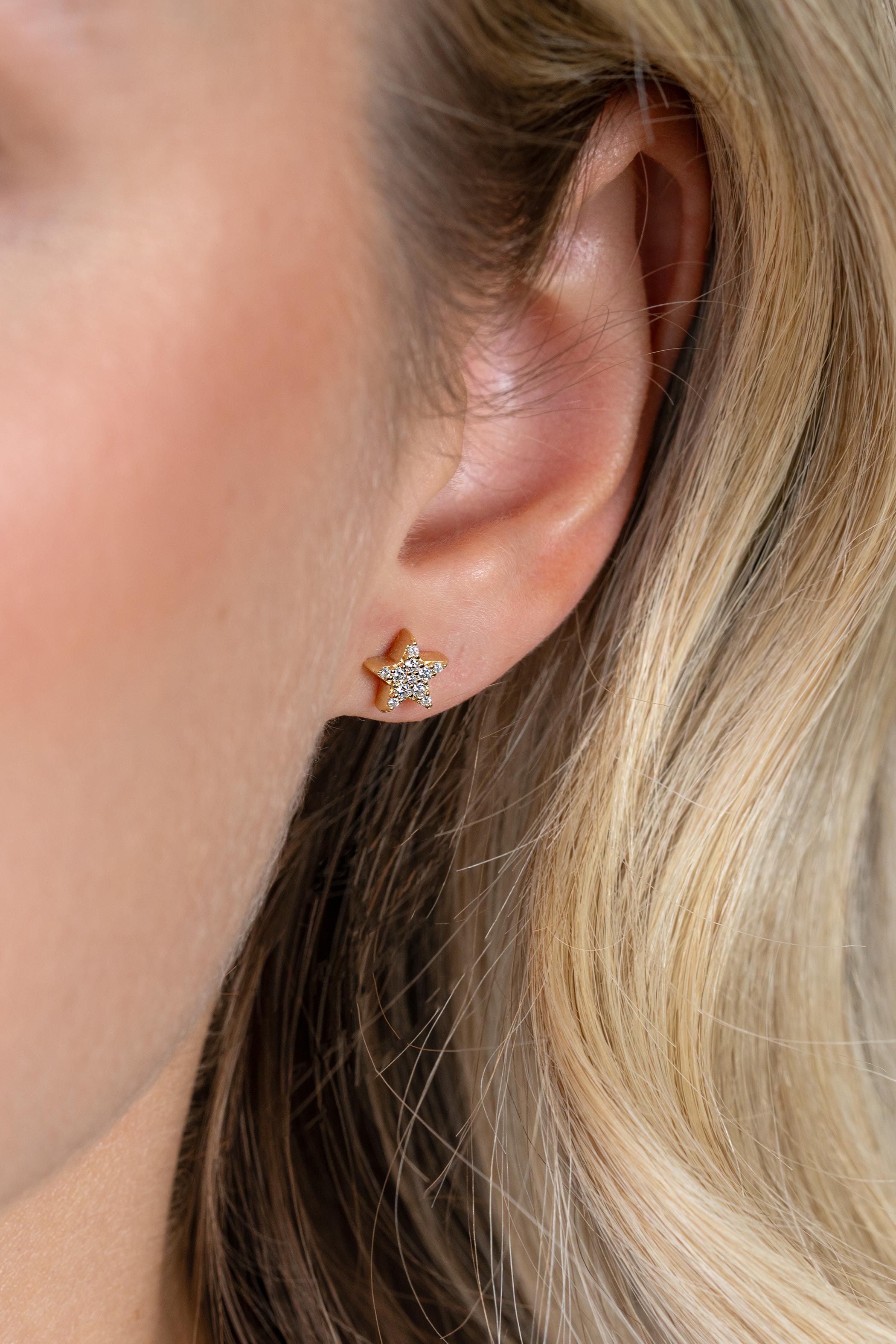 7mm ZINZI goldplated zilveren oorknopjes in ster- en maansymbool, bezet met fonkelende witte zirkonia’s ZIO2827