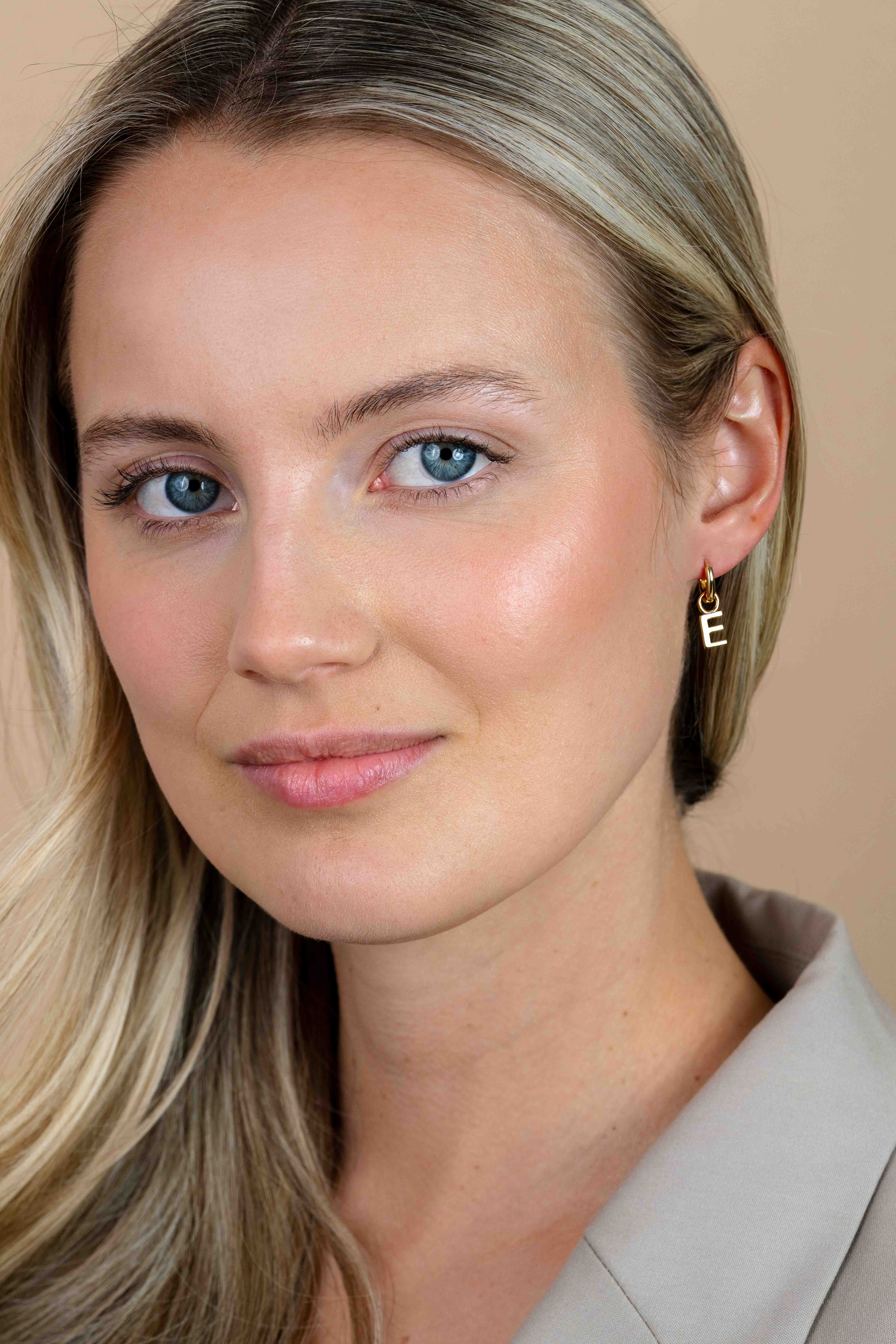 ZINZI zilveren geelvergulde letter oorbedel E per stuk geprijsd ZICH2145E. (zonder oorringen).