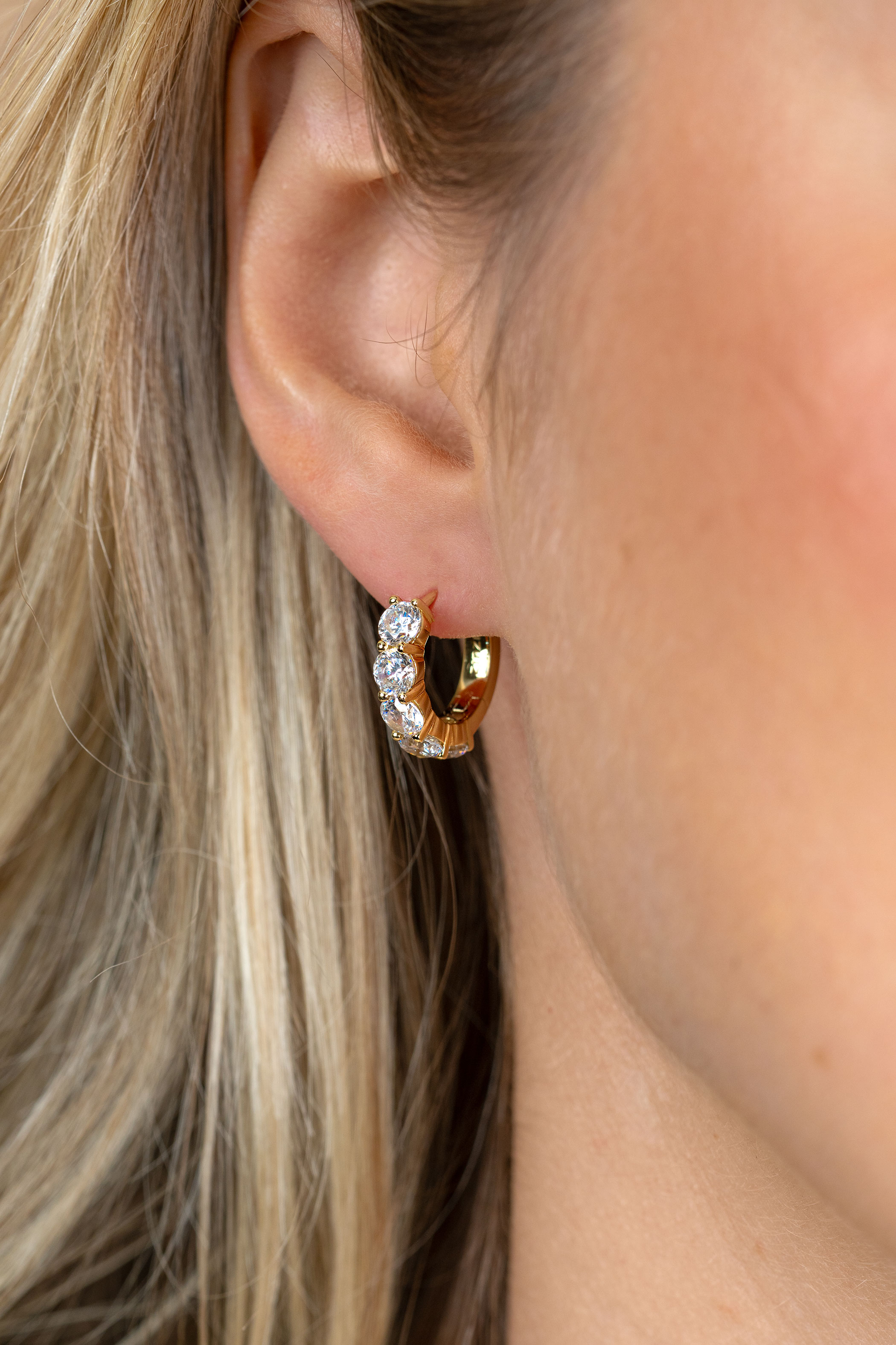 16mm ZINZI goldplated zilveren tennis oorringen bezet met vijf ronde witte zirkonia's, 4mm buisdikte en luxe klapsluiting ZIO2808