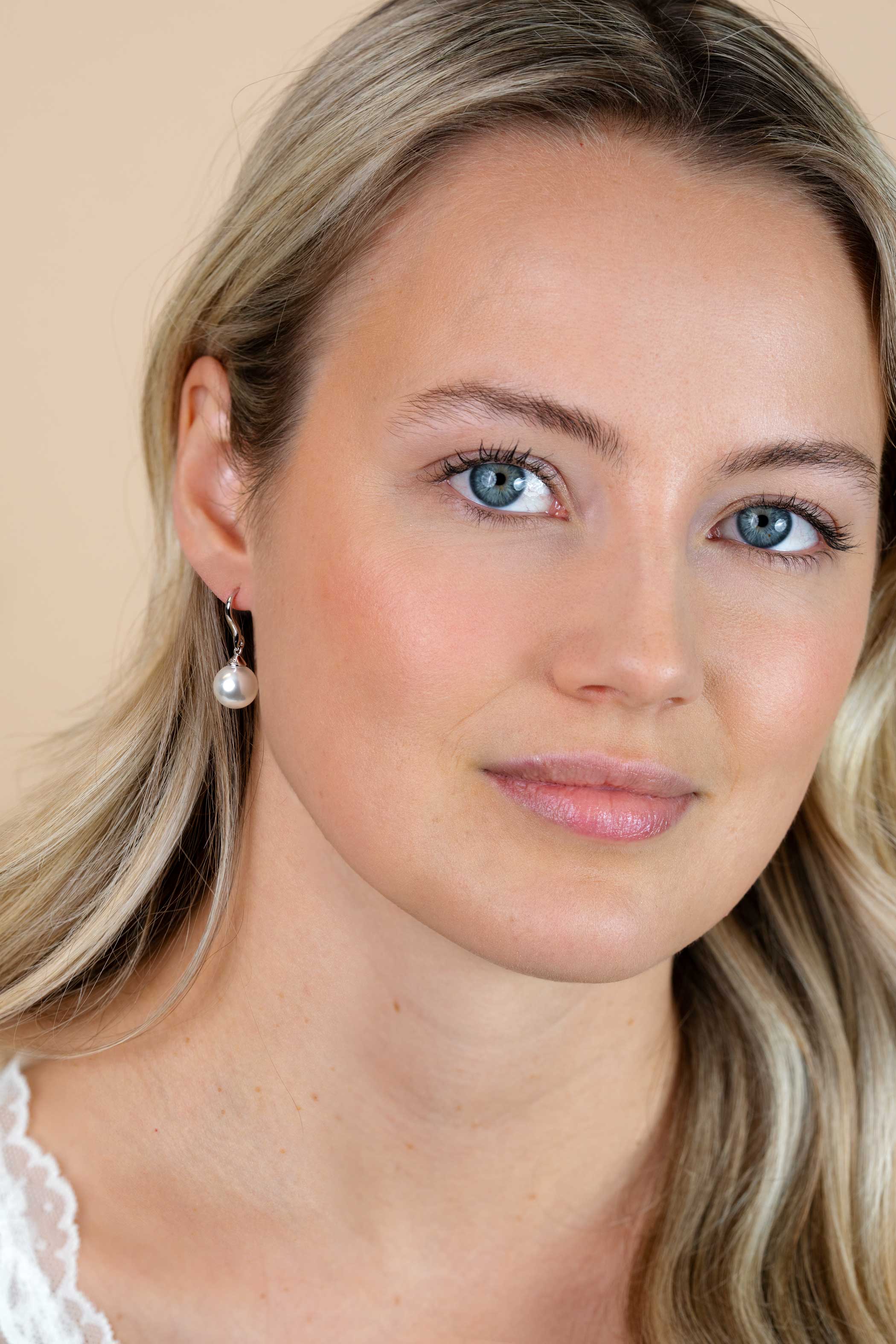 Zinzi zilveren oorhangers parel wit ZIO266