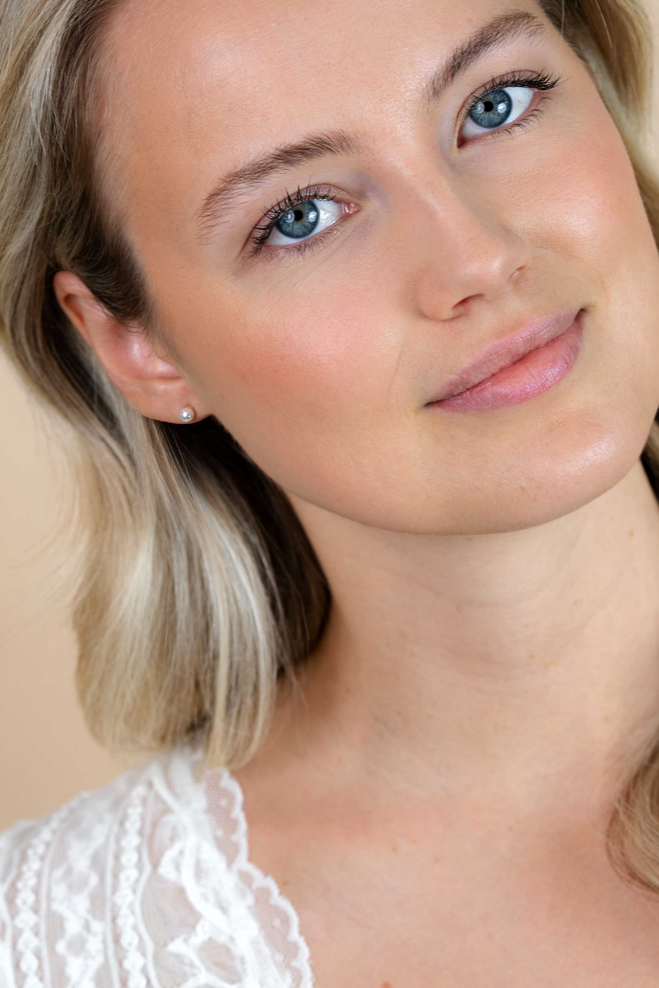 4mm ZINZI gold plated zilveren oorknoppen wit parel ZIO1318Y