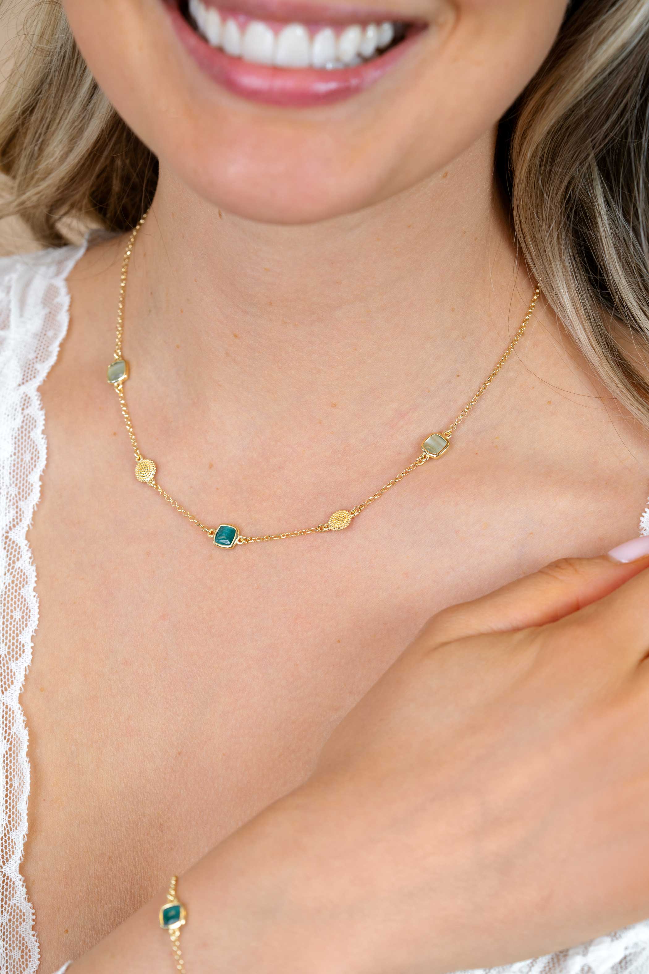 ZINZI gold plated zilveren ketting 45cm met drie vierkante kleurstenen in zachte groentinten, afgewisseld met ronde structuurelementen ZIC2904