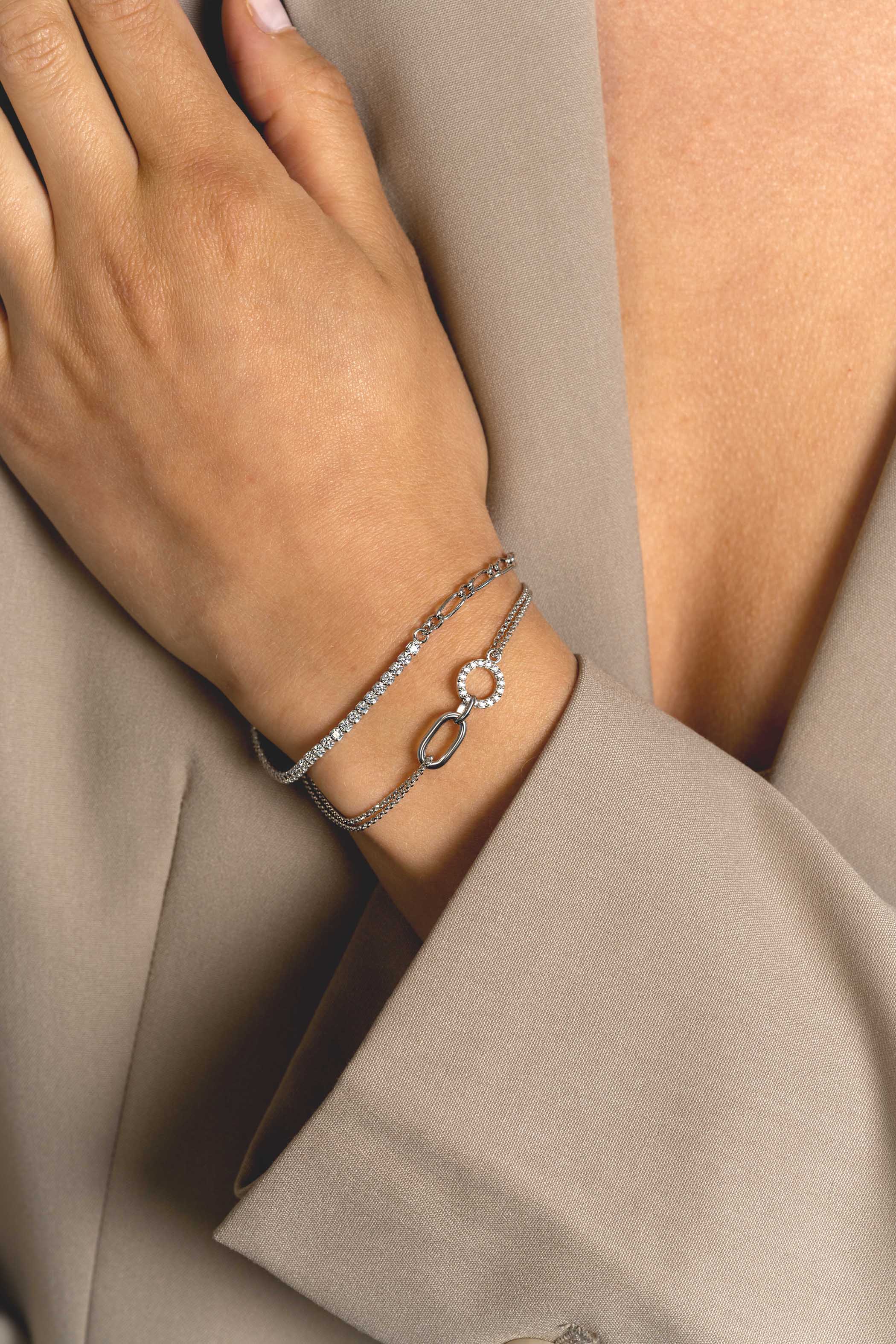 ZINZI zilveren multi-look armband met twee kettinkjes, verbonden aan een ovale schakel en open rondje bezet met witte zirconia's 17-20cm ZIA2463
