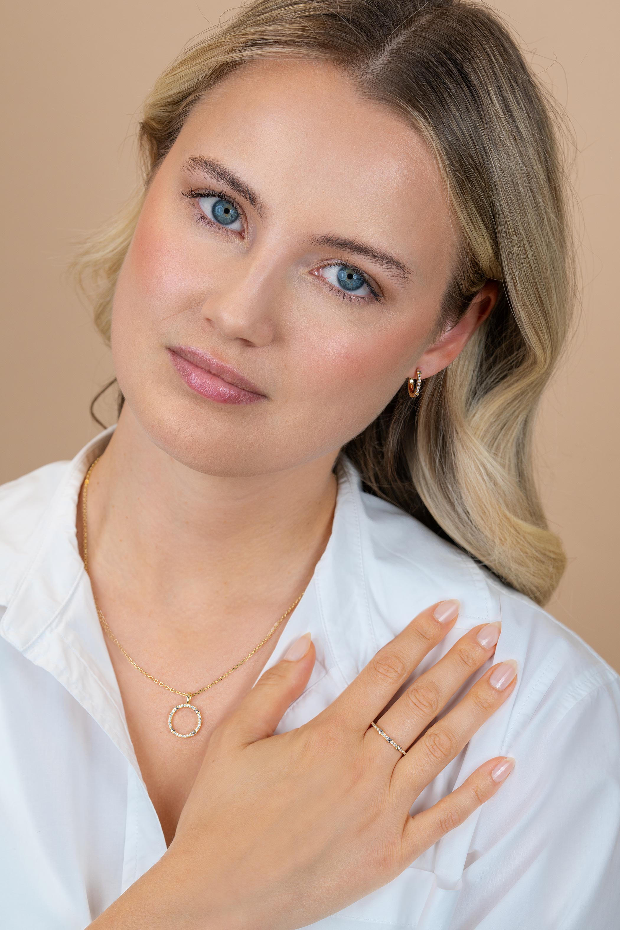 ZINZI goldplated zilveren aanschuifring met kleine kruisjes op de rijzetting tussen de witte zirkonia's ZIR2814