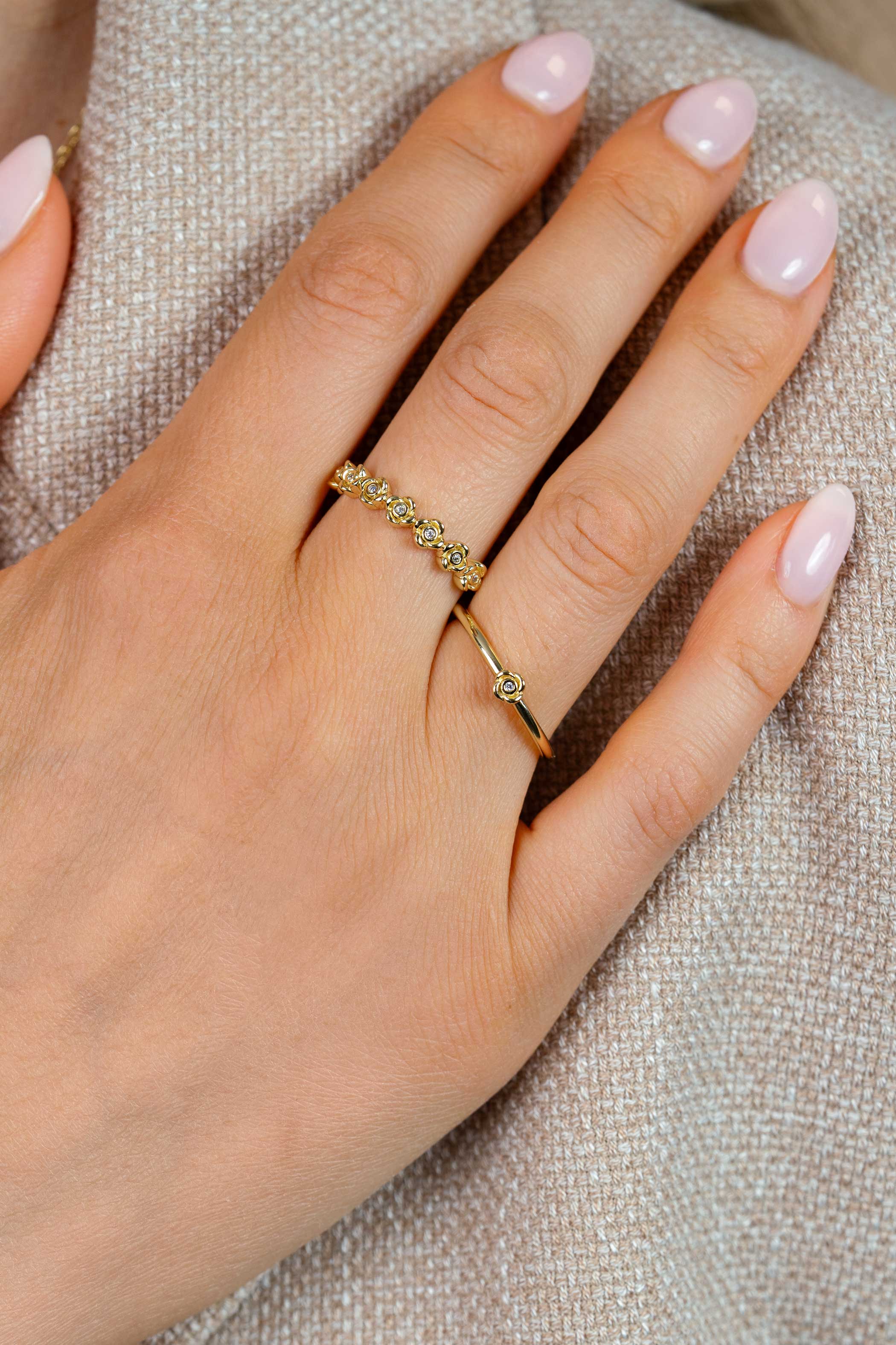 ZINZI gold plated zilveren ring met een rij roosjes bezet met witte zirkonia’s in het midden ZIR2873Y