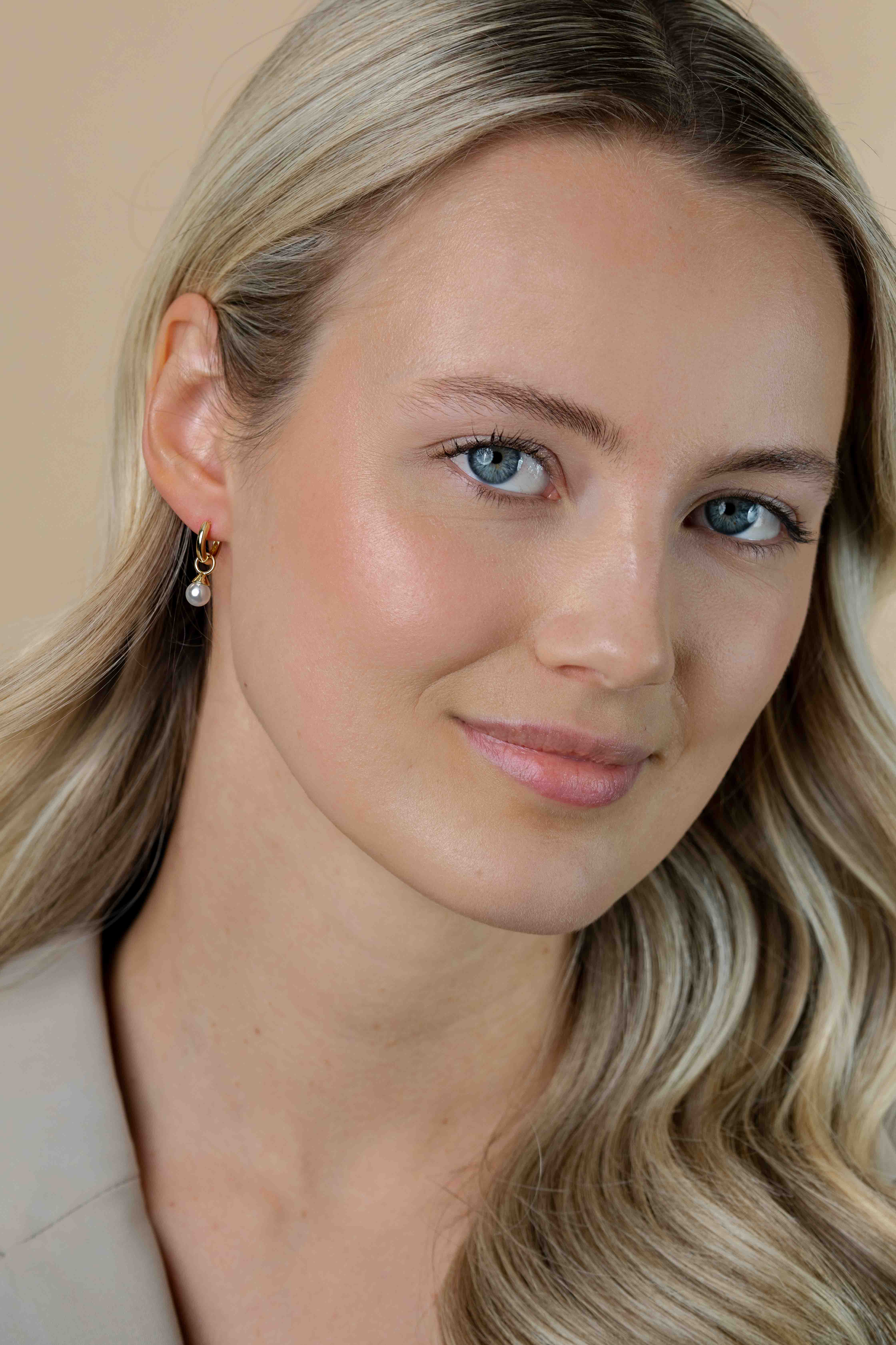 ZINZI gold plated zilveren oorbedels parels wit 6mm ZICH1749WG (zonder oorringen)