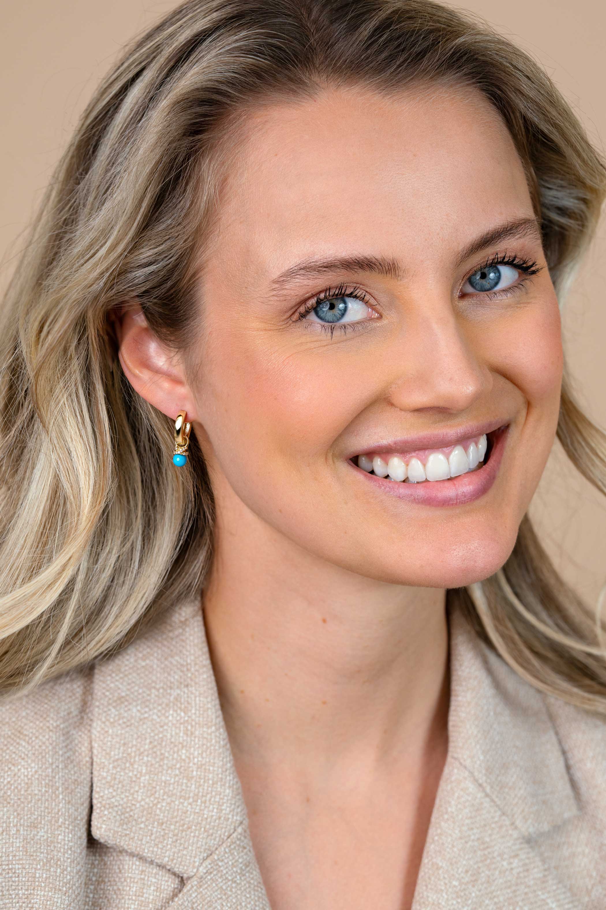 8mm ZINZI gold plated zilveren oorbedels met een turquoise parel en een strikvormige zetting bezet met witte zirkonia’s ZICH2863T (zonder oorringen)