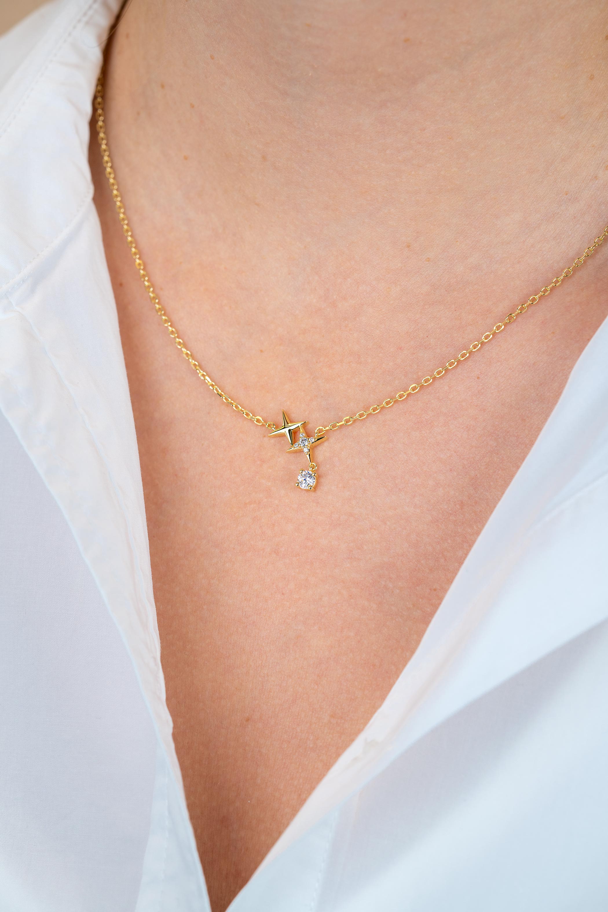 ZINZI goldplated zilveren ketting 45cm 'sterrendans' met twee speelse sterren en bungelende witte zirkonia ZIC2837