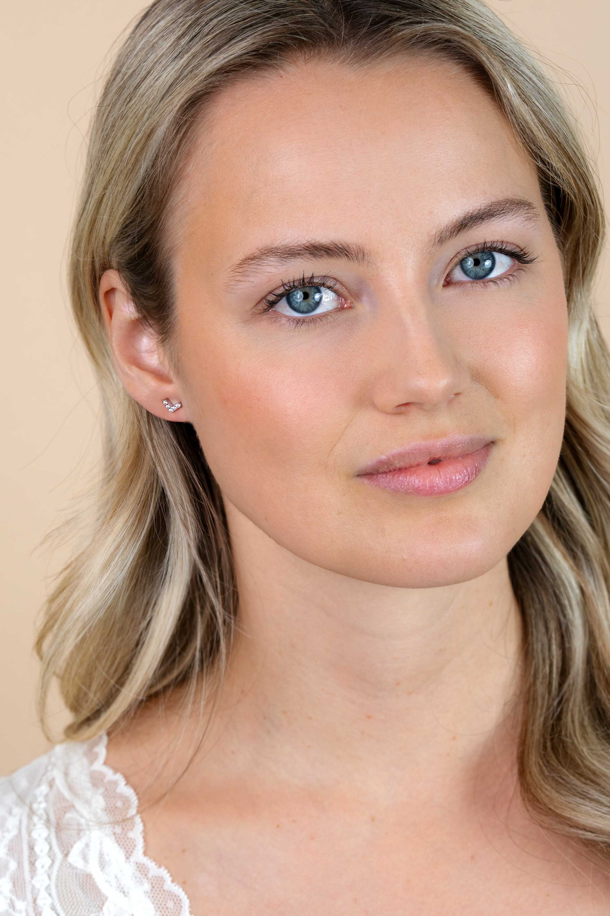 ZINZI zilveren oorknoppen V-vorm wit 7mm ZIO1380Z
