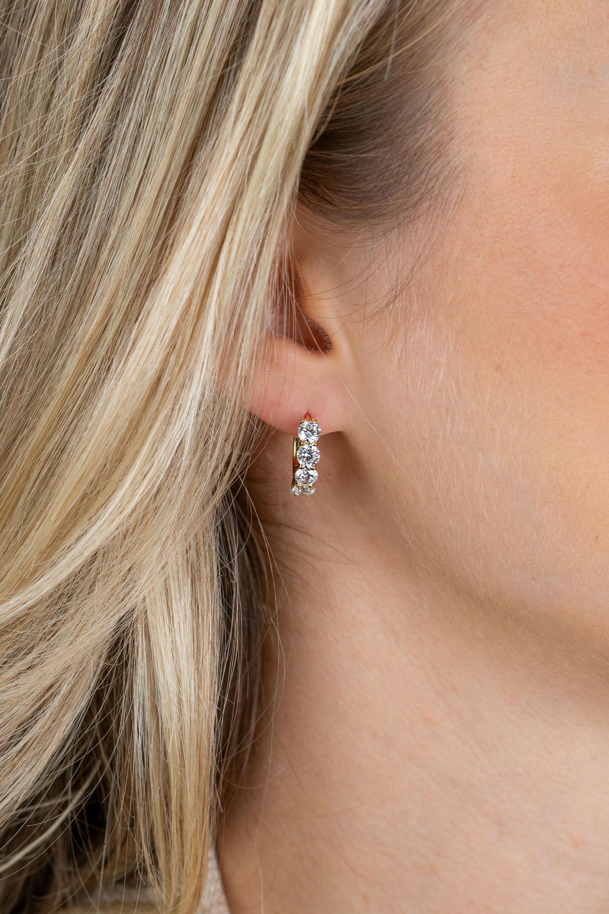 16mm ZINZI goldplated zilveren tennis oorringen bezet met vijf ronde witte zirkonia's, 4mm buisdikte en luxe klapsluiting ZIO2808