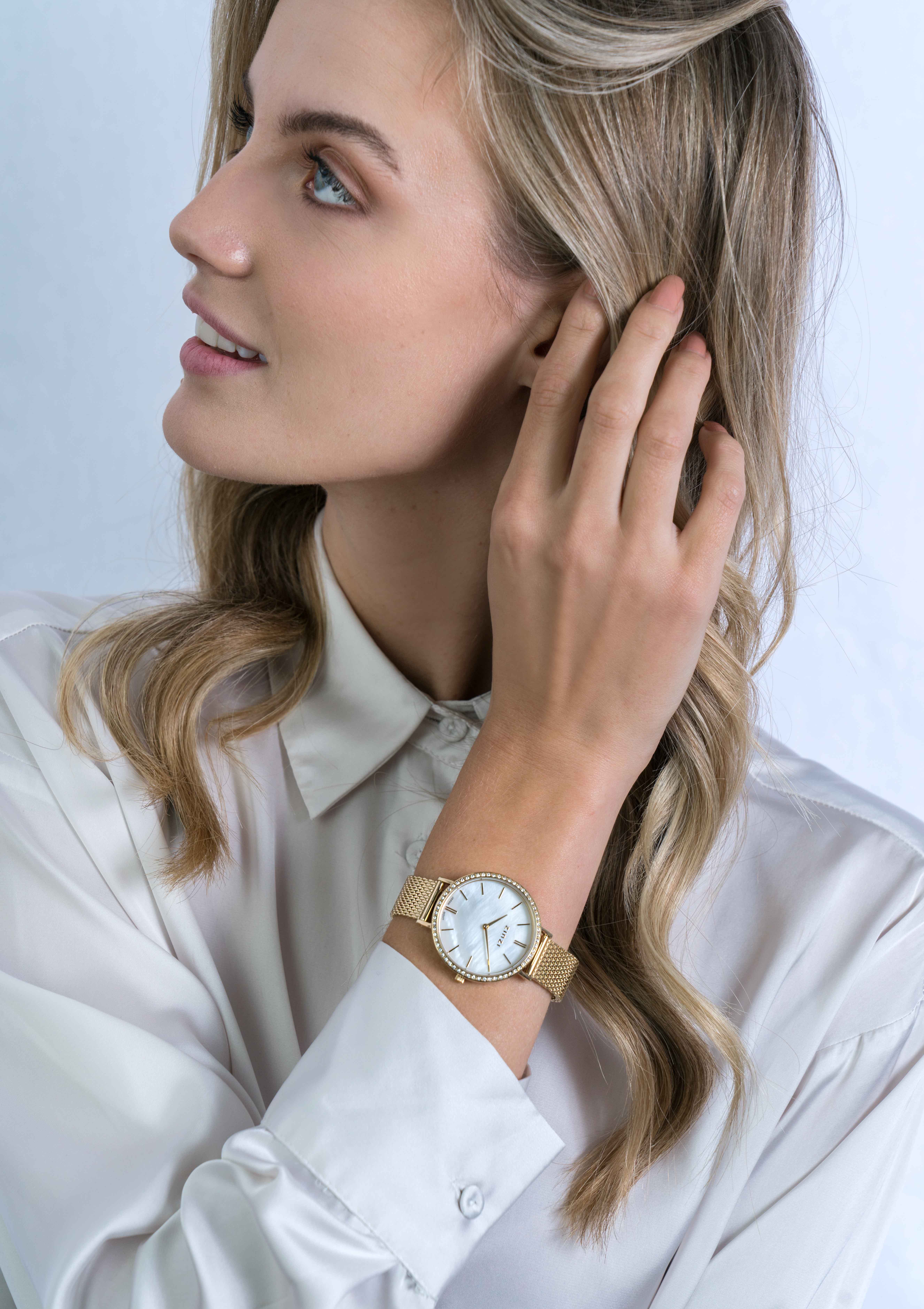 ZINZI horloge GRACE 34mm wit parelmoer wijzerplaat, rondom bezet met witte crystals,  goudkleurige stalen kast en band ziw1334
