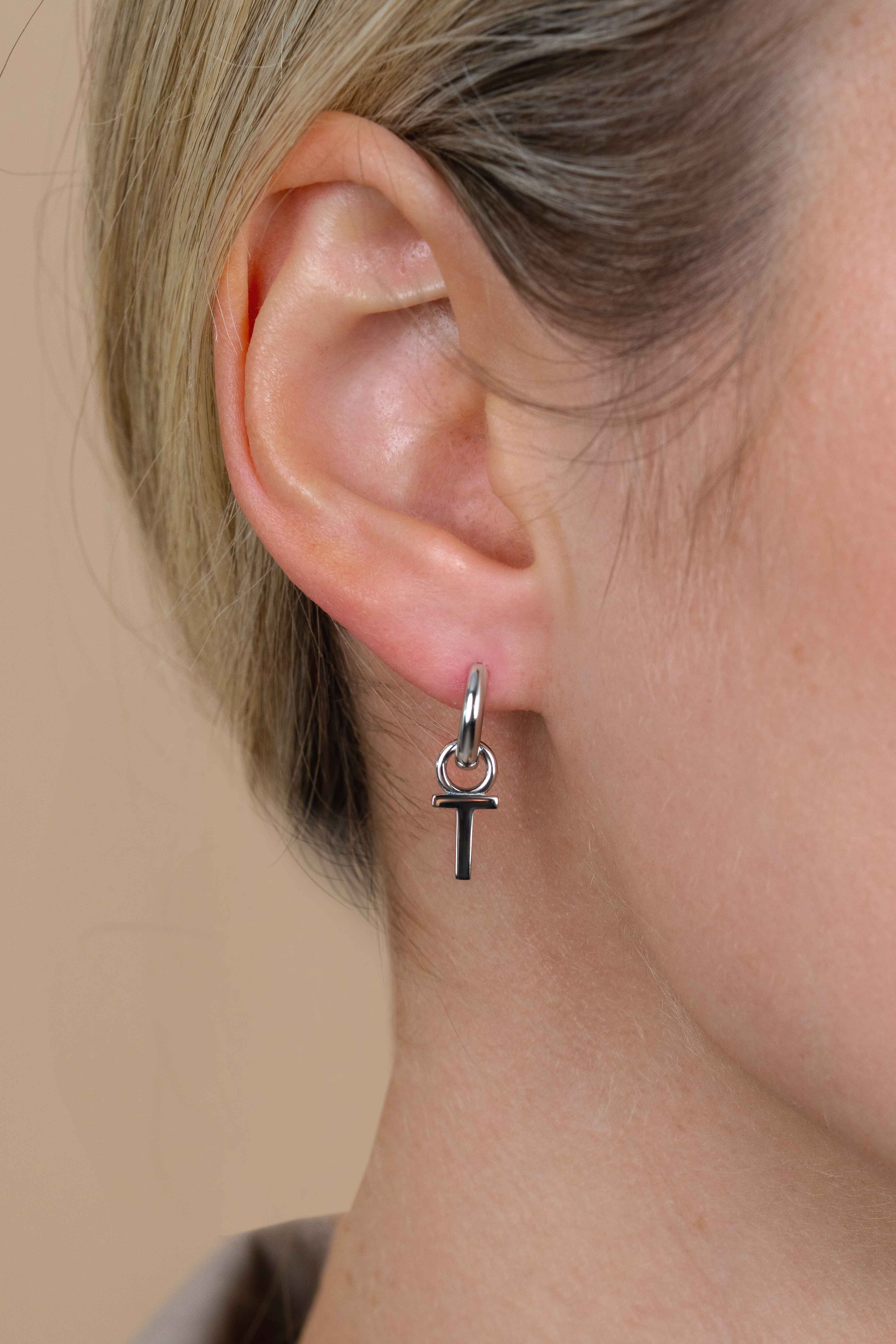 ZINZI zilveren letter oorbedel T per stuk geprijsd ZICH2144T. (zonder oorringen).