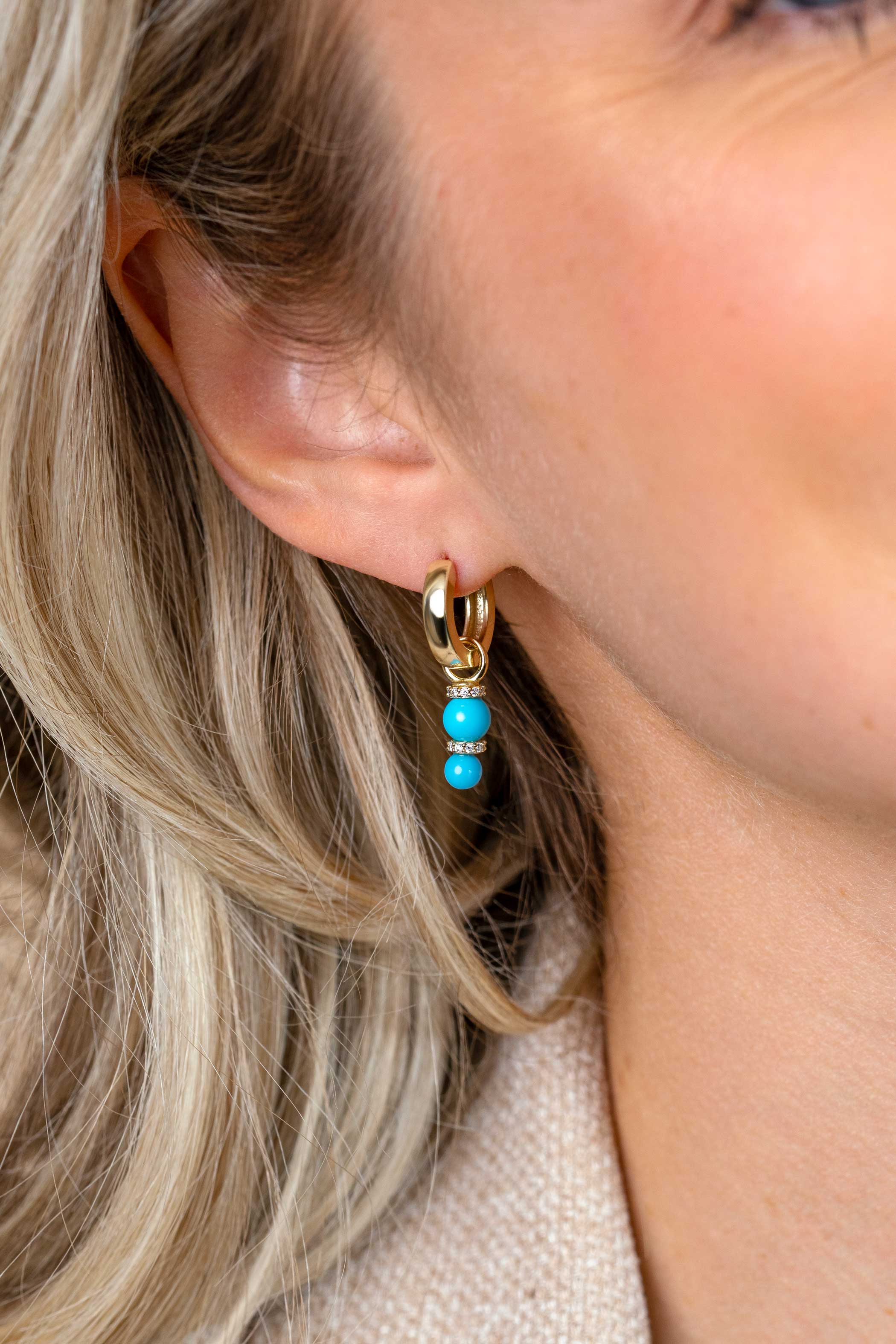 16mm ZINZI gold plated zilveren oorbedels met twee turquoise parels onder elkaar waarbij de top is bezet met witte zirconia's ZICH2864T (zonder oorringen)