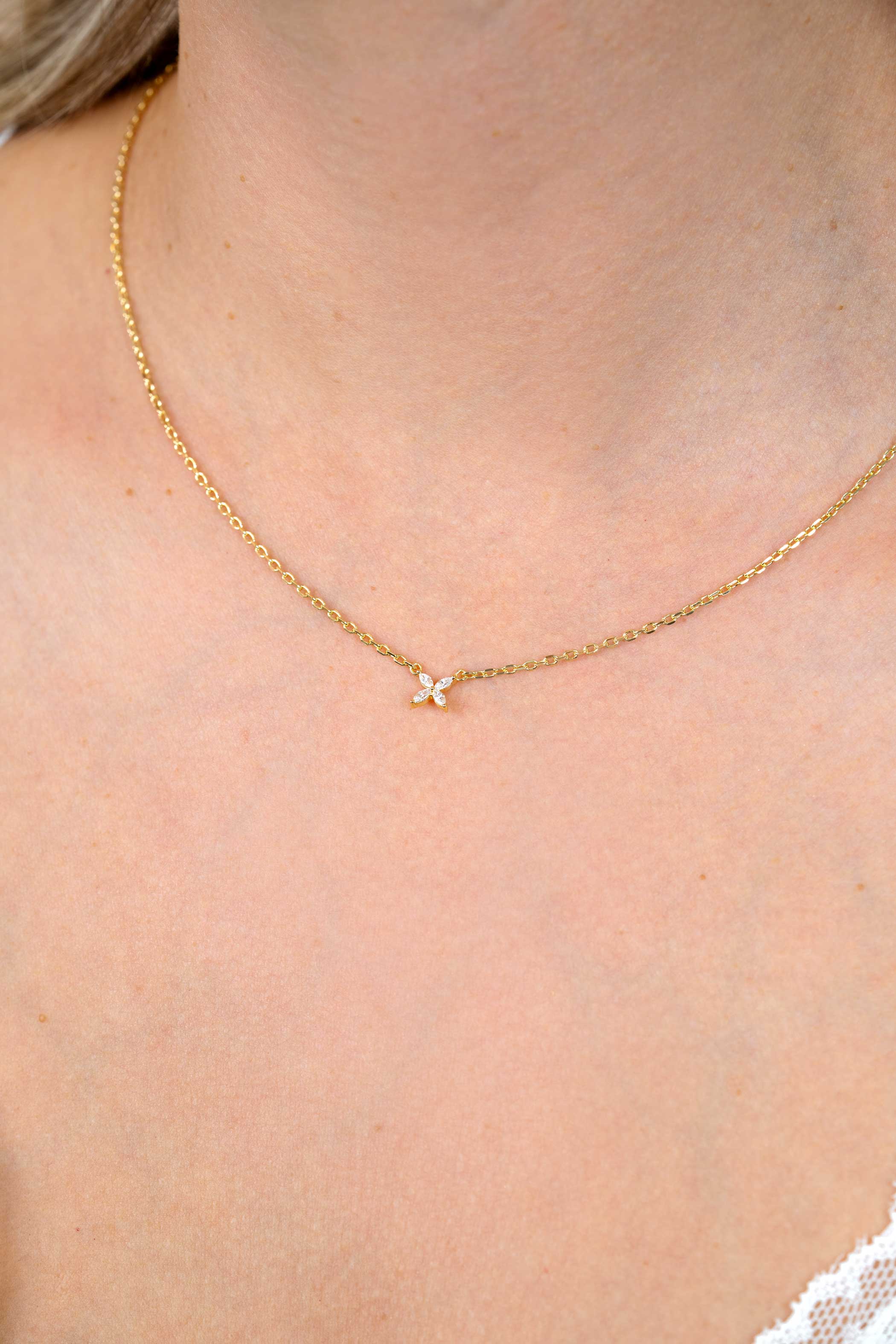 ZINZI gold plated zilveren ketting met bloem bezet met vier druppelvormige witte zirconia's 42-45cm ZIC2624