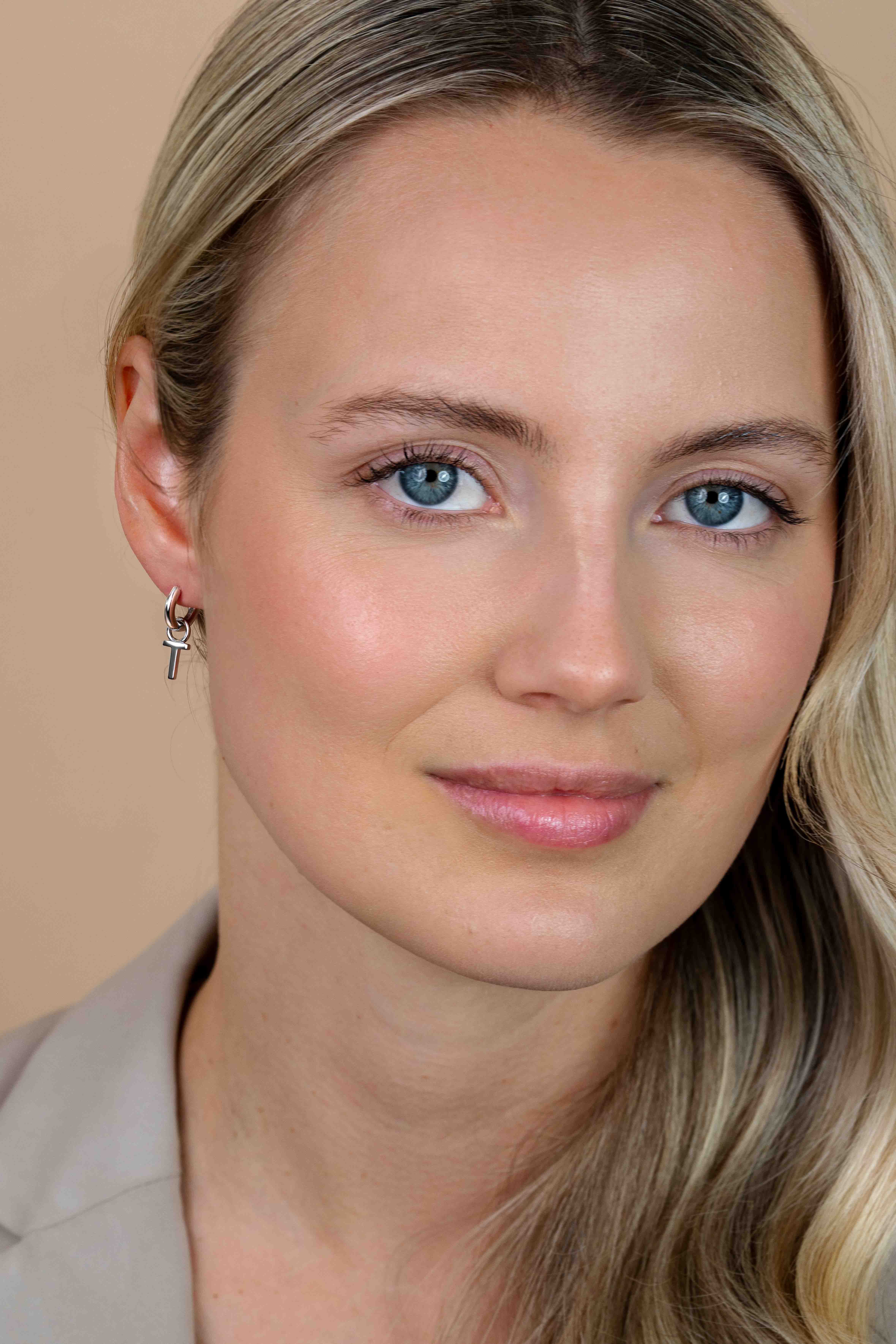 ZINZI zilveren letter oorbedel T per stuk geprijsd ZICH2144T. (zonder oorringen).