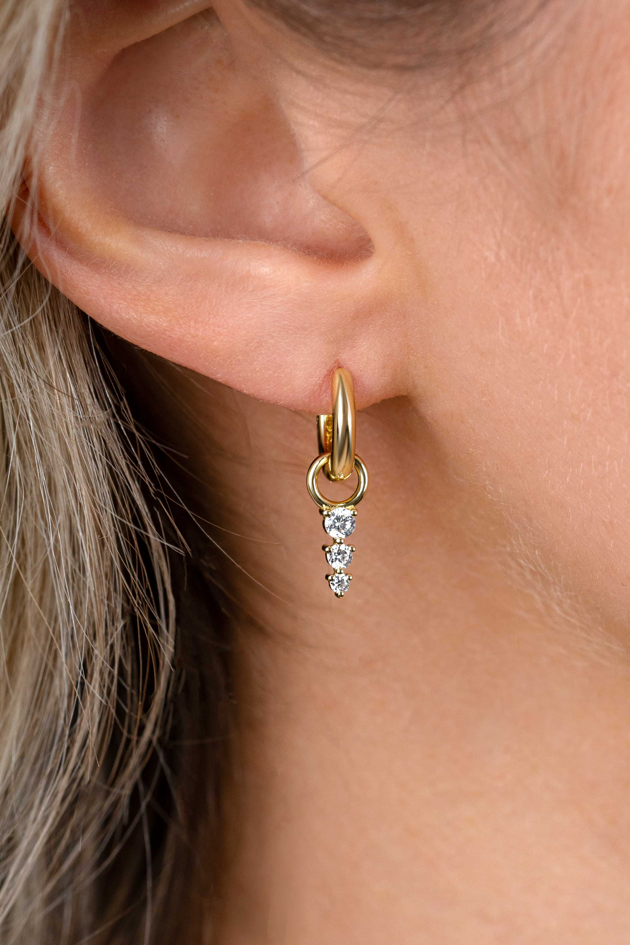 13mm ZINZI gold plated zilveren oorbedels met drie onder elkaar geplaatste witte zirkonia’s in verfijnde chatonzetting ZICH2887Y (zonder oorringen)