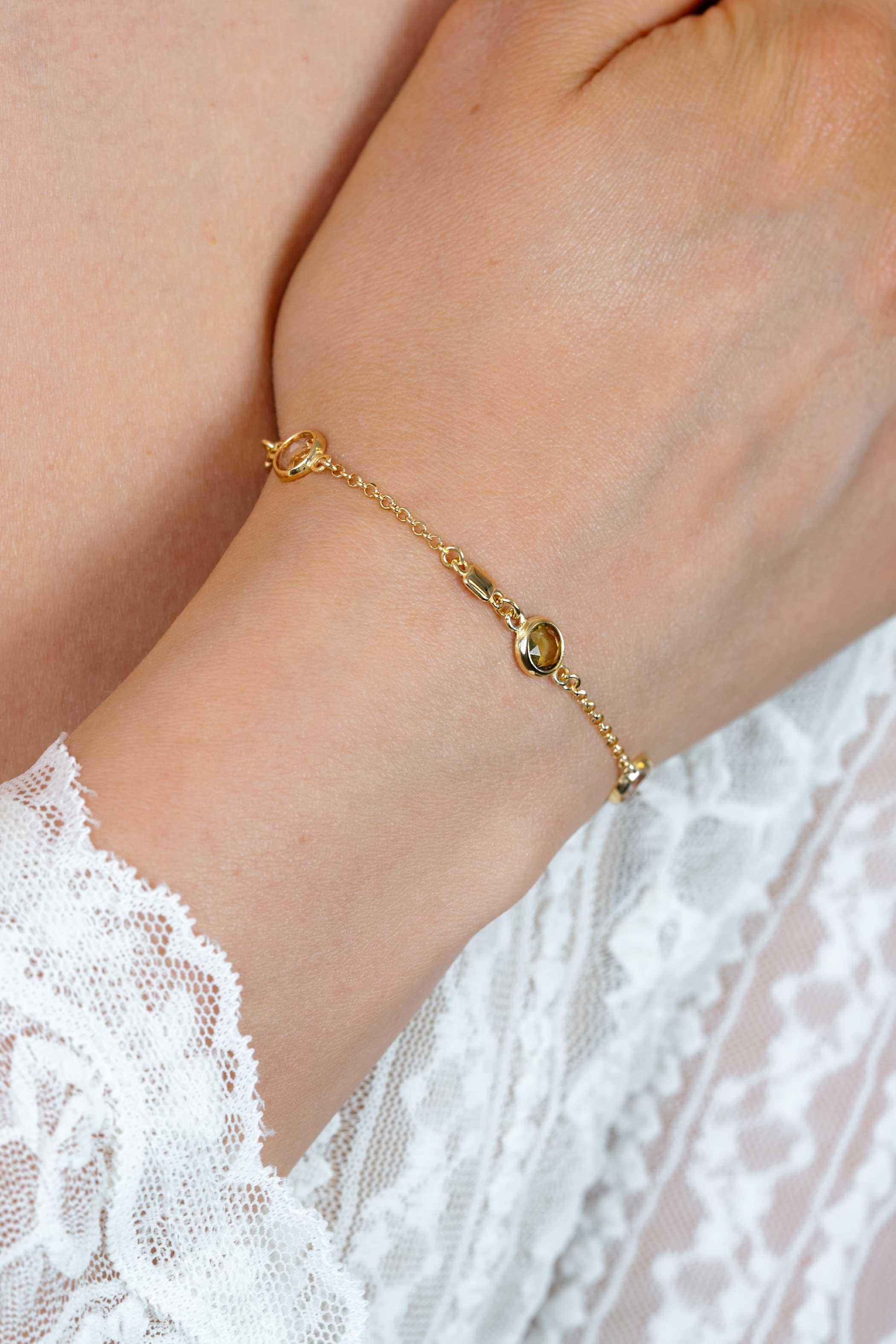 ZINZI gold plated zilveren armband met ronde kleurstenen in zachte groen- en champagnetinten, afgewisseld met vierkante plaatjes ZIA2907