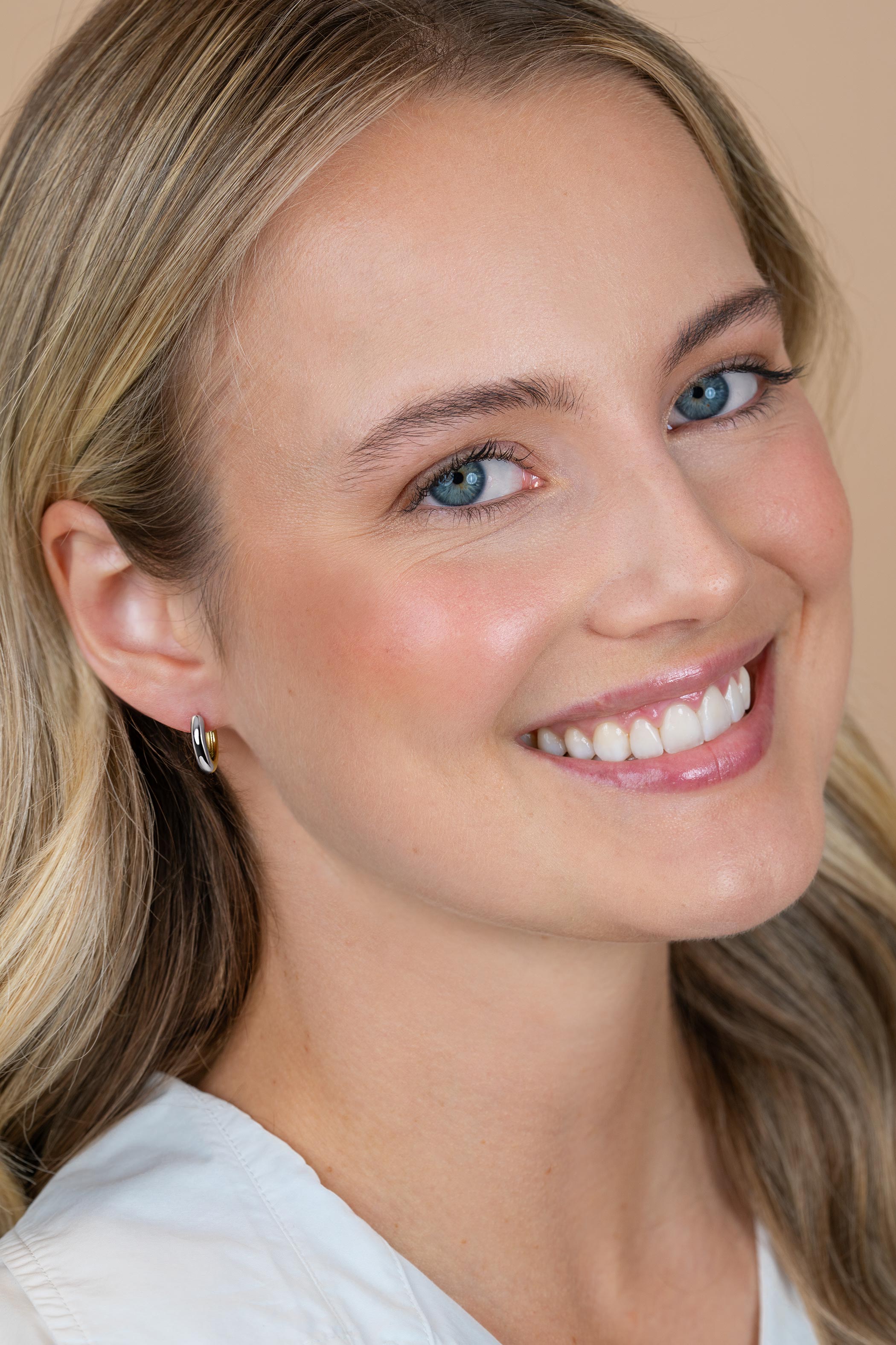 15mm ZINZI bicolor zilveren gladde oorringen met 3mm buisdikte, aan twee zijden te dragen en luxe klapsluiting ZIO2836