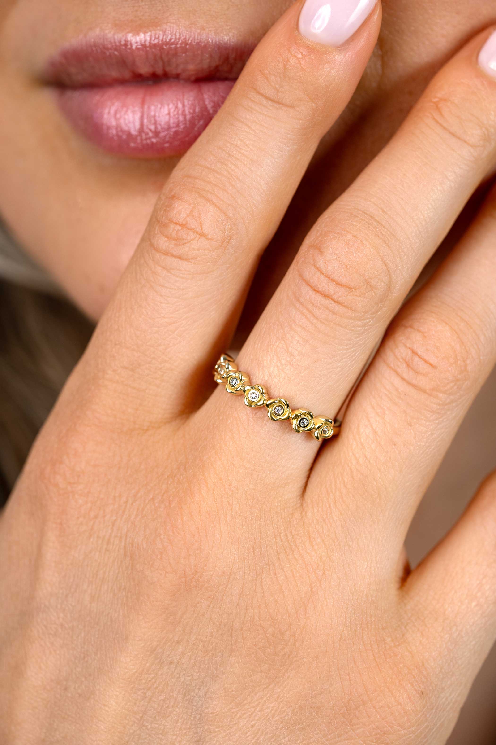 ZINZI gold plated zilveren ring met een rij roosjes bezet met witte zirkonia’s in het midden ZIR2873Y