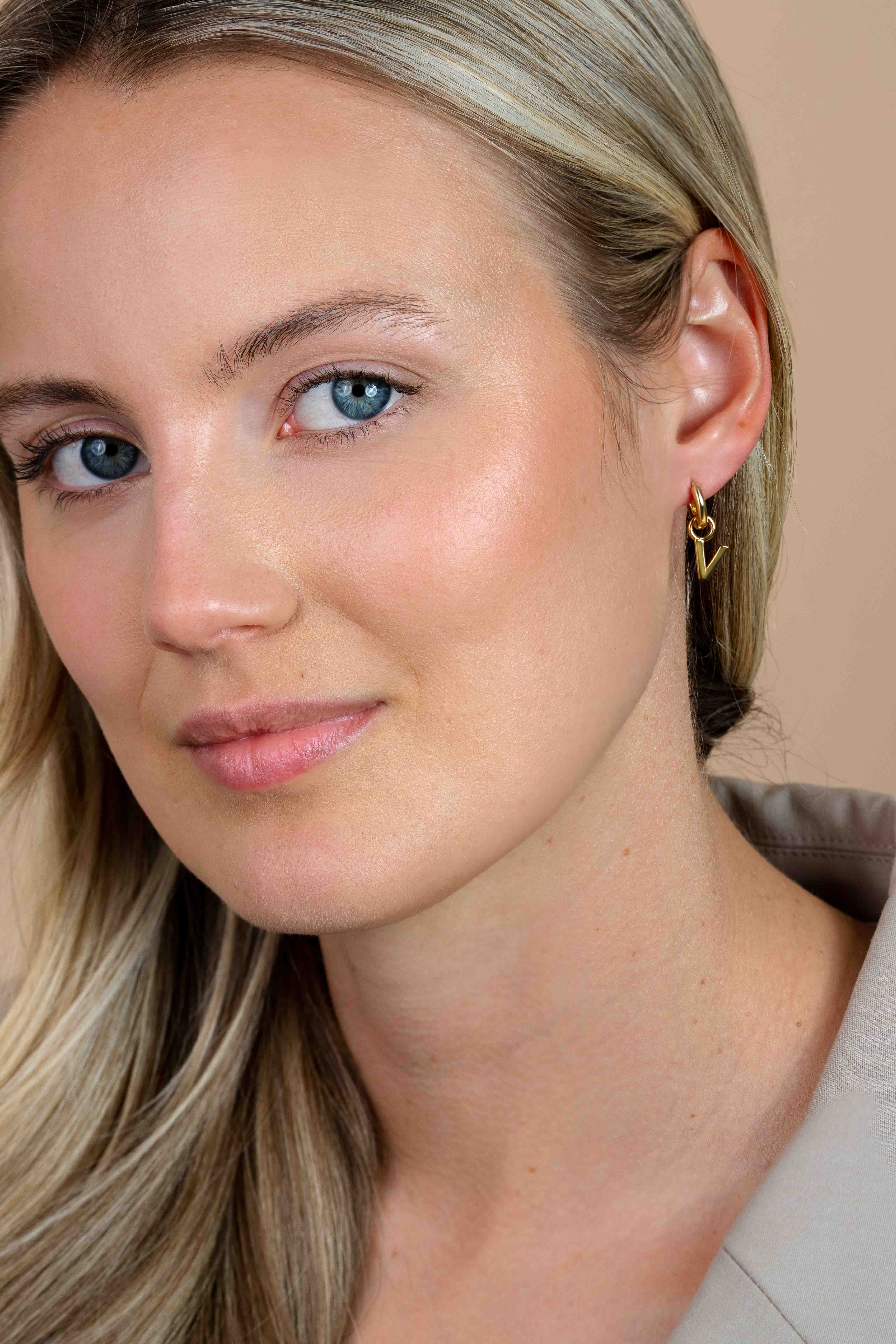 ZINZI zilveren geelvergulde letter oorbedel V per stuk geprijsd ZICH2145V. (zonder oorringen).