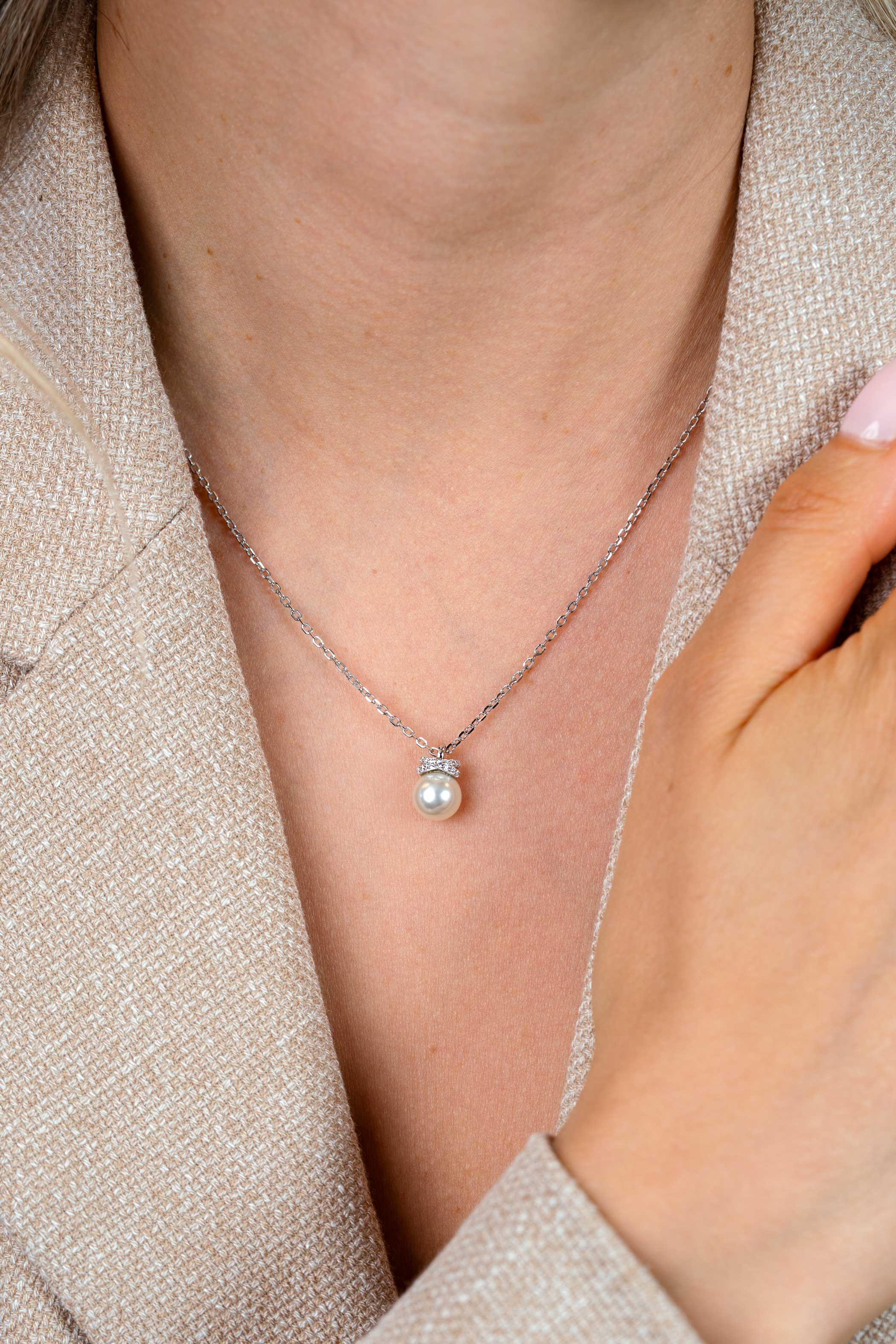 ZINZI zilveren ketting met een witte parelhanger (12mm) en een strikvormige zetting bezet met witte zirkonia’s 42-45cm ZIC2863