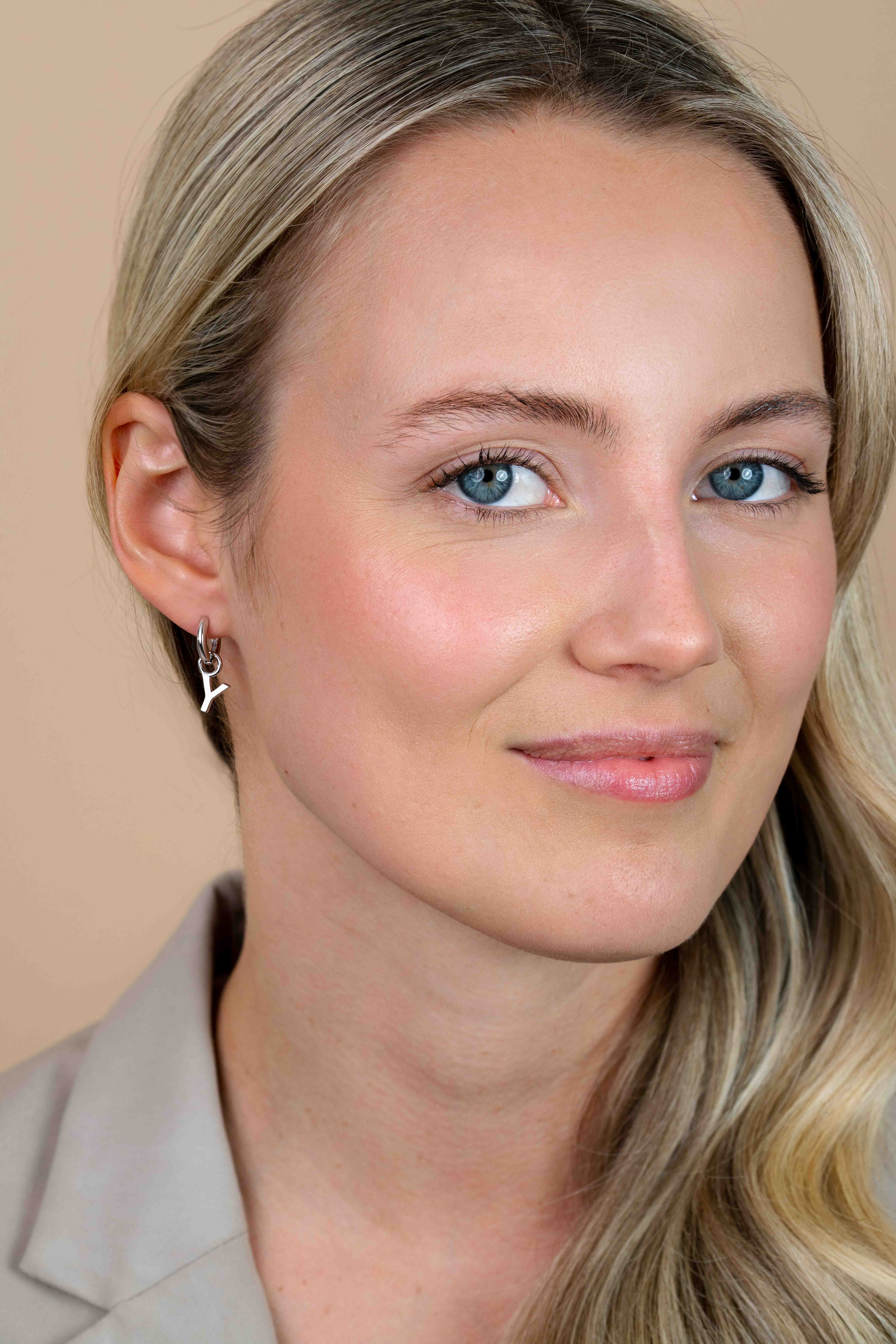 ZINZI zilveren letter oorbedel Y per stuk geprijsd ZICH2144Y. (zonder oorringen).