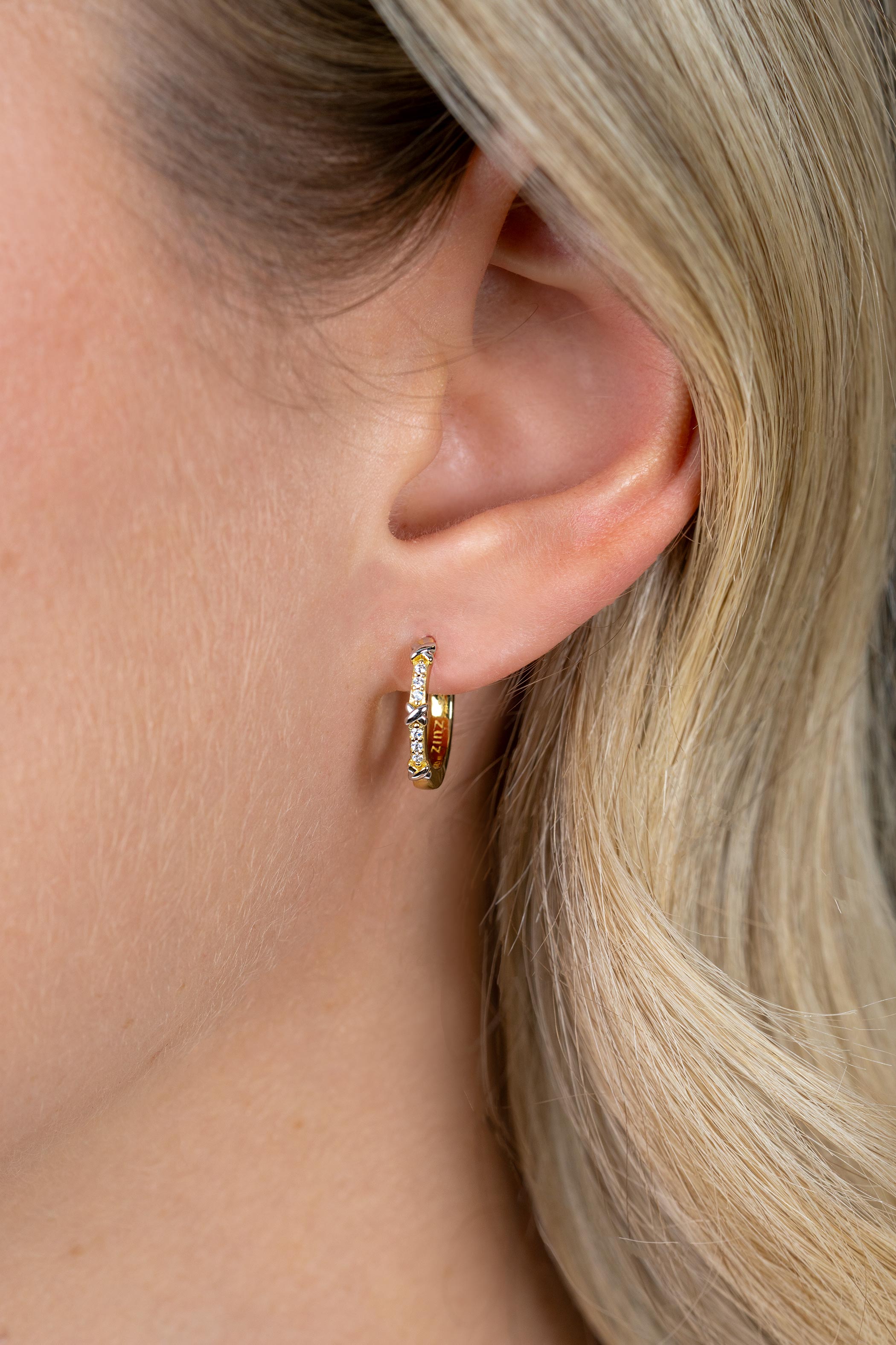15mm ZINZI goldplated zilveren oorringen met kleine kruisjes tussen de witte zirkonia's, luxe klapsluiting ZIO2814