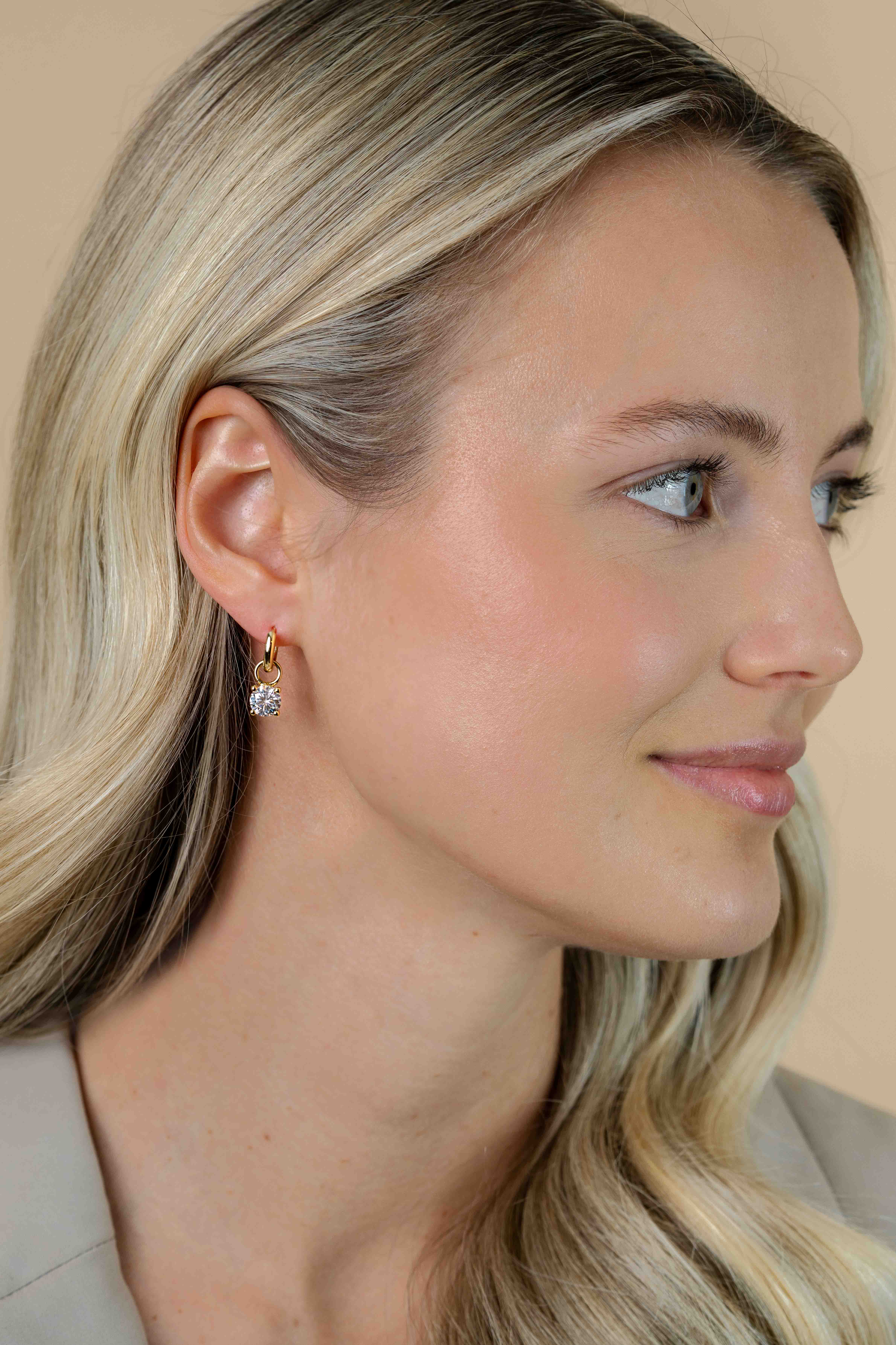 ZINZI gold plated zilveren oorbedels rond 6,5mm wit ZICH1300Y (zonder oorringen)