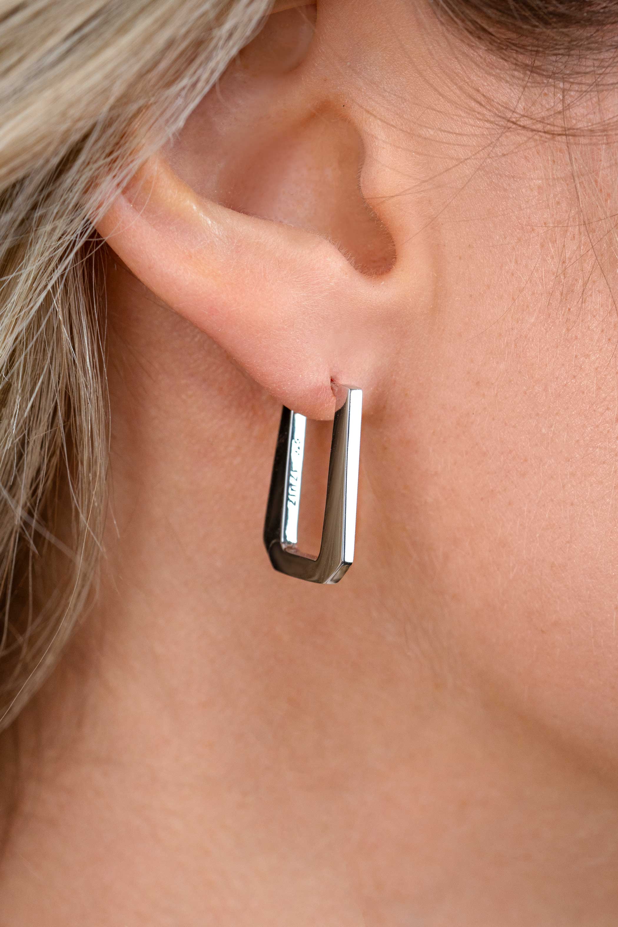 20mm ZINZI zilveren rechthoekige oorringen, strakke buis met modern design, luxe klapsluiting ZIO2879