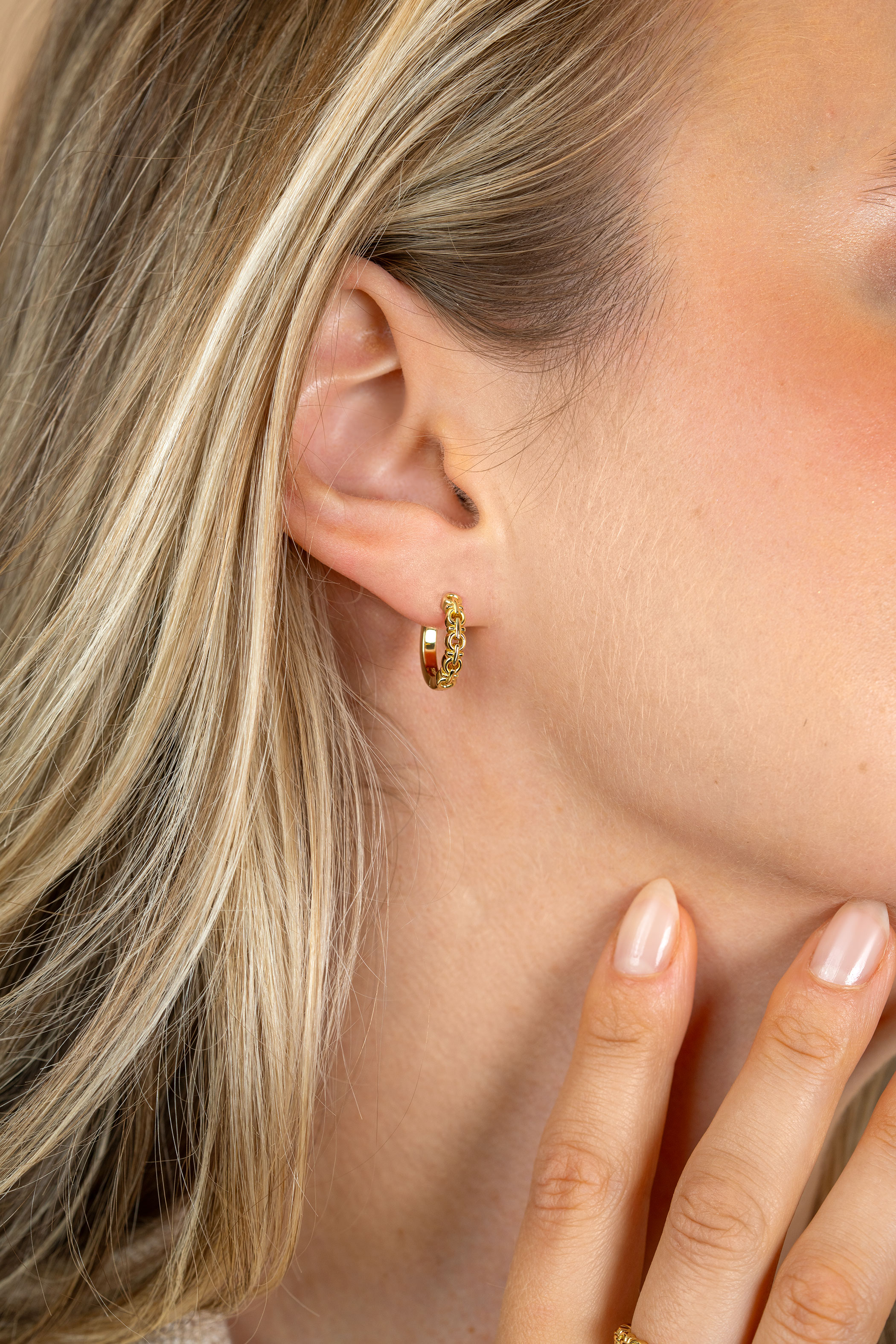 15mm ZINZI goldplated zilveren oorringen met fantasie schakels, 3mm buisdikte en luxe klapsluiting ZIO2802