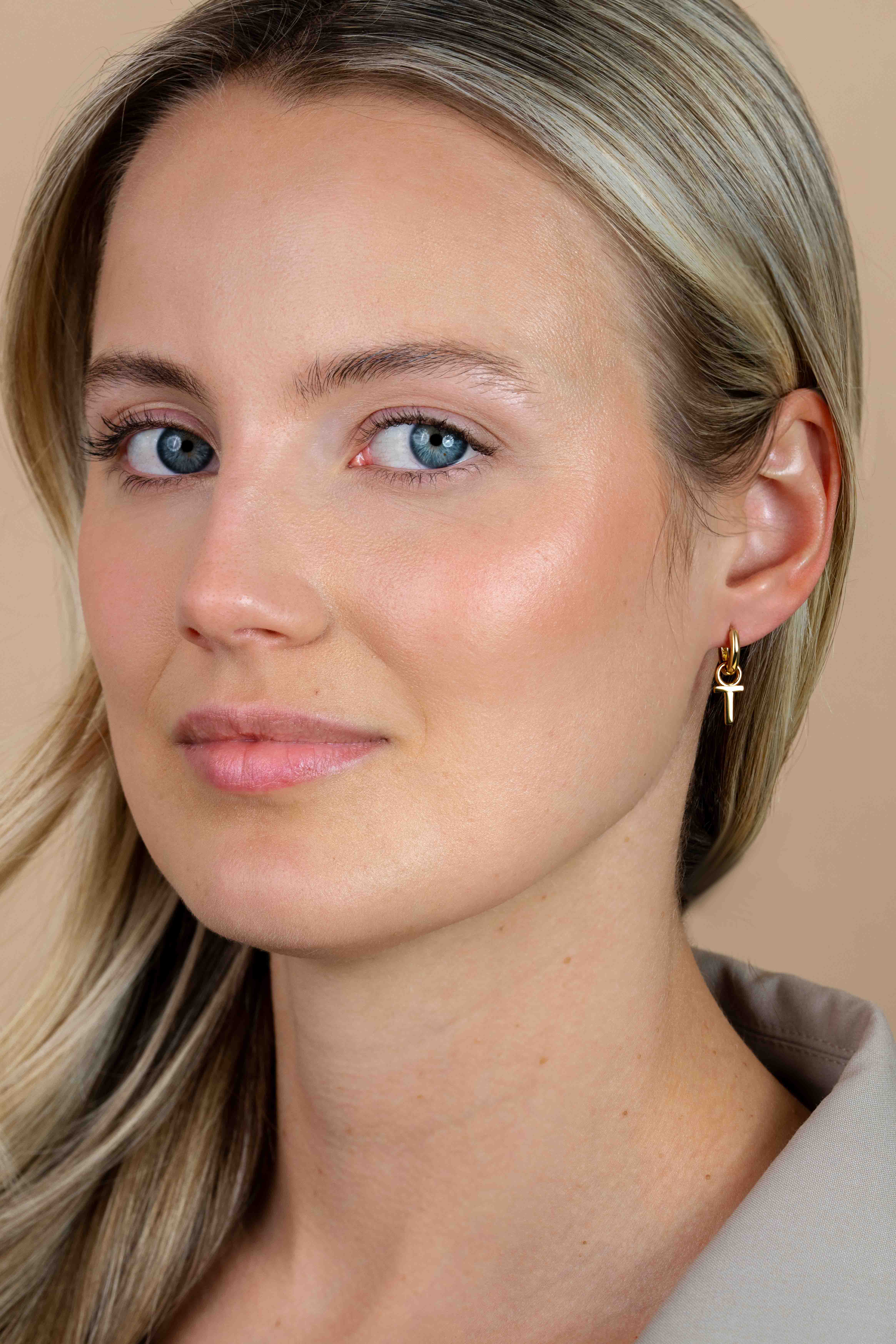 ZINZI zilveren geelvergulde letter oorbedel T per stuk geprijsd ZICH2145T. (zonder oorringen).