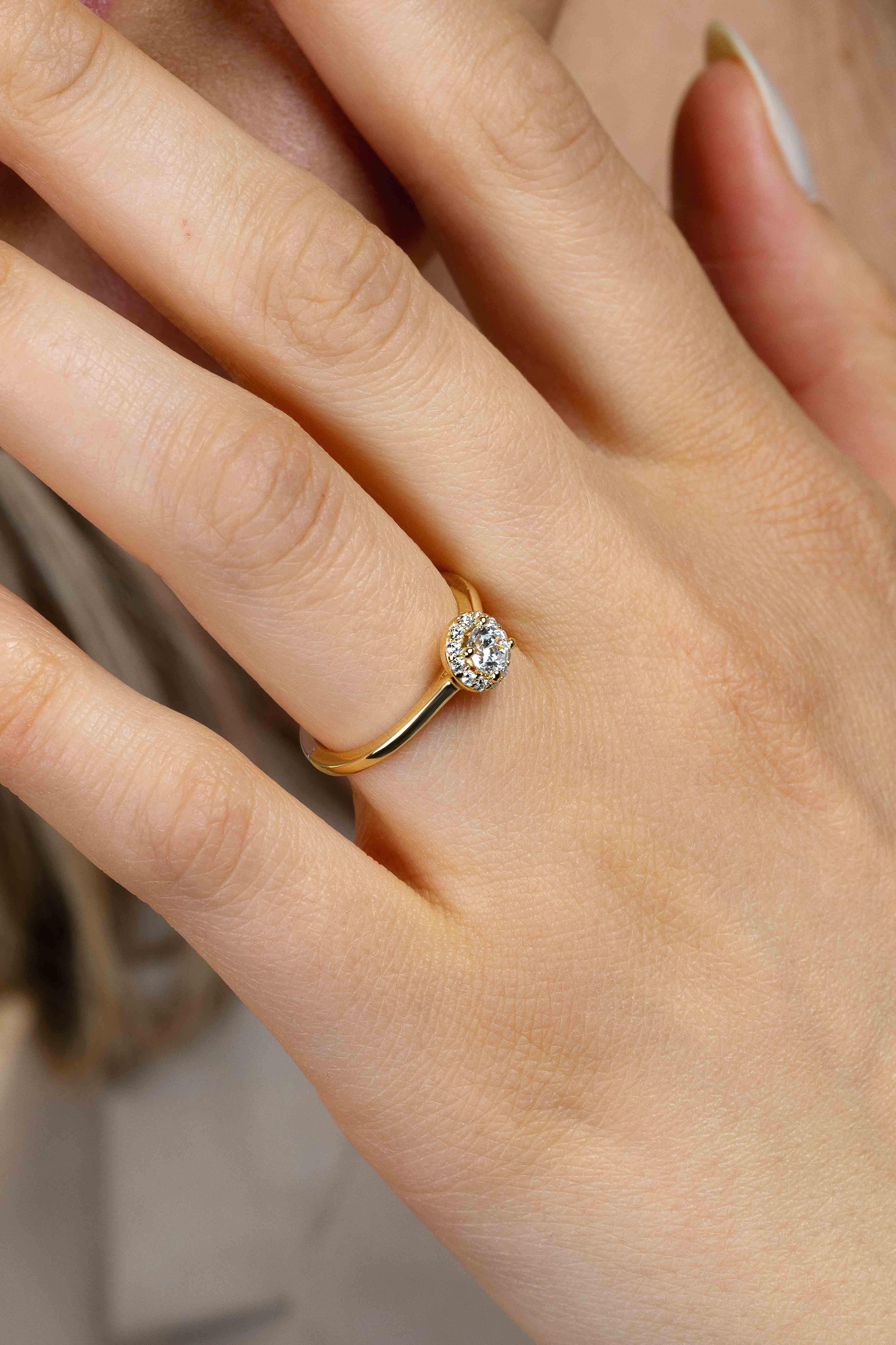 ZINZI gold plated zilveren entourage verlovingsring bezet met witte zirkonia's en klein hartje aan de zijkant ZIR2697Y