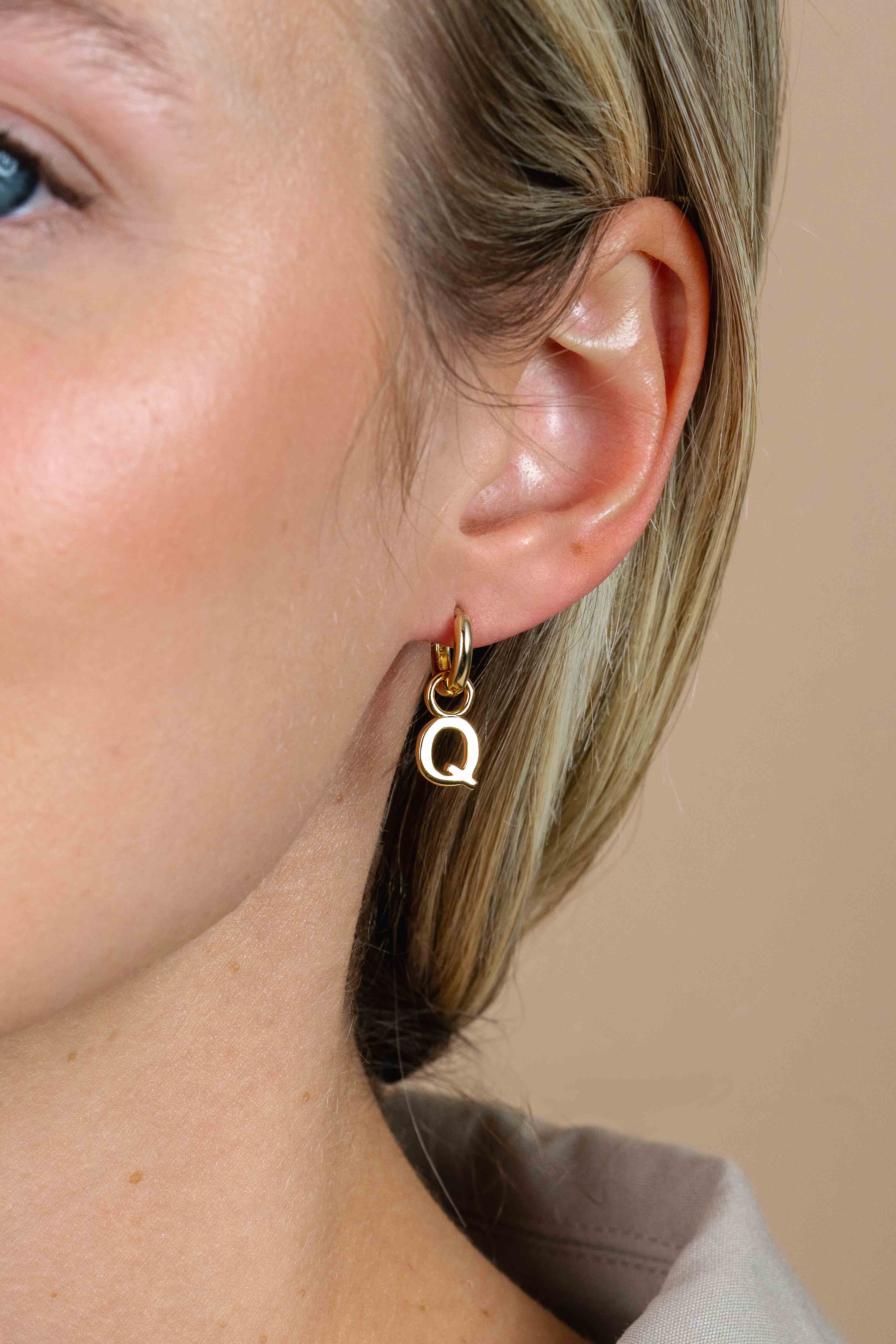 ZINZI zilveren geelvergulde letter oorbedel Q per stuk geprijsd ZICH2145Q. (zonder oorringen).