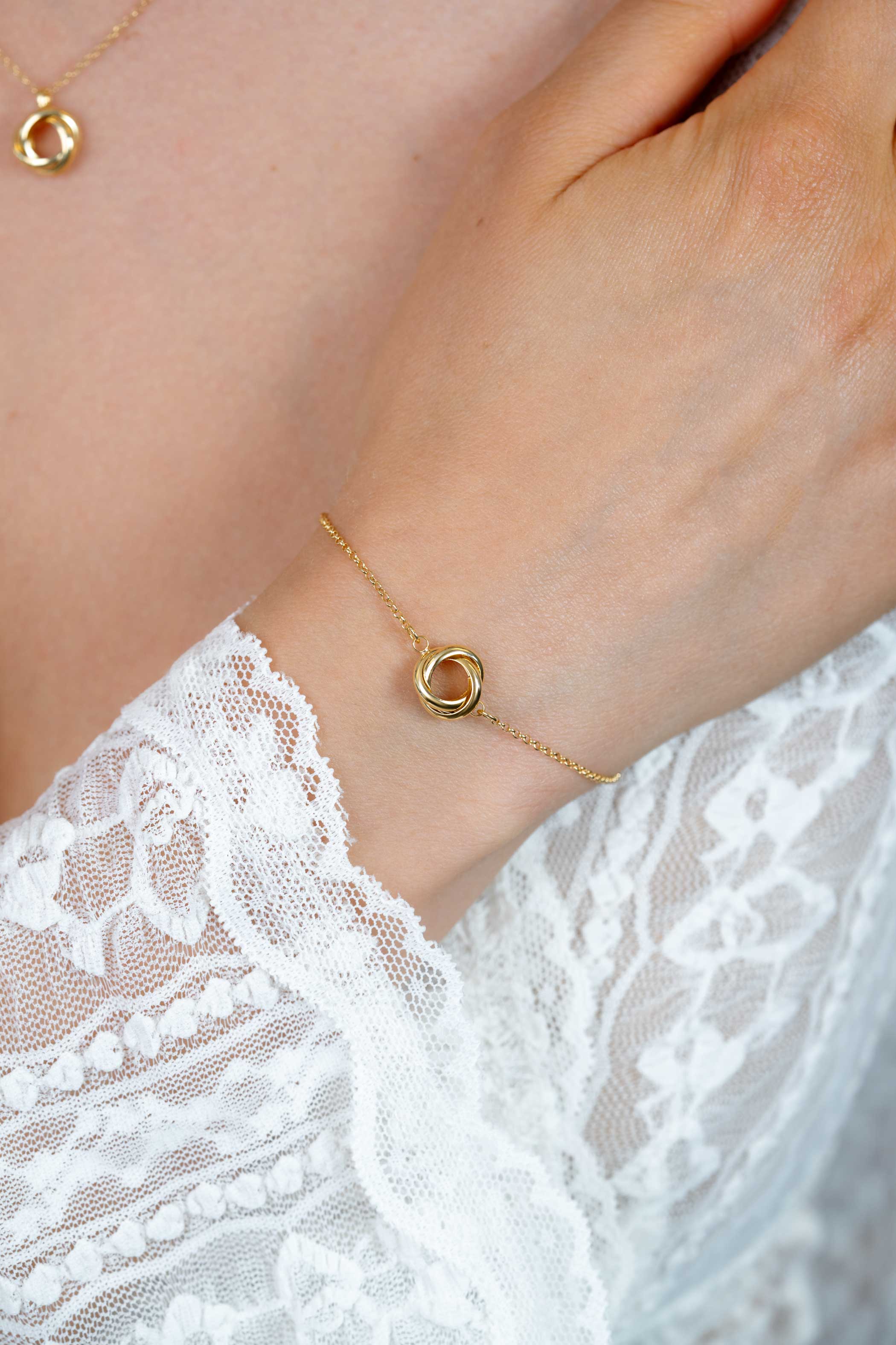 ZINZI gold plated zilveren armband met fijne ankerschakel en drie verbonden ringen ZIA2890G