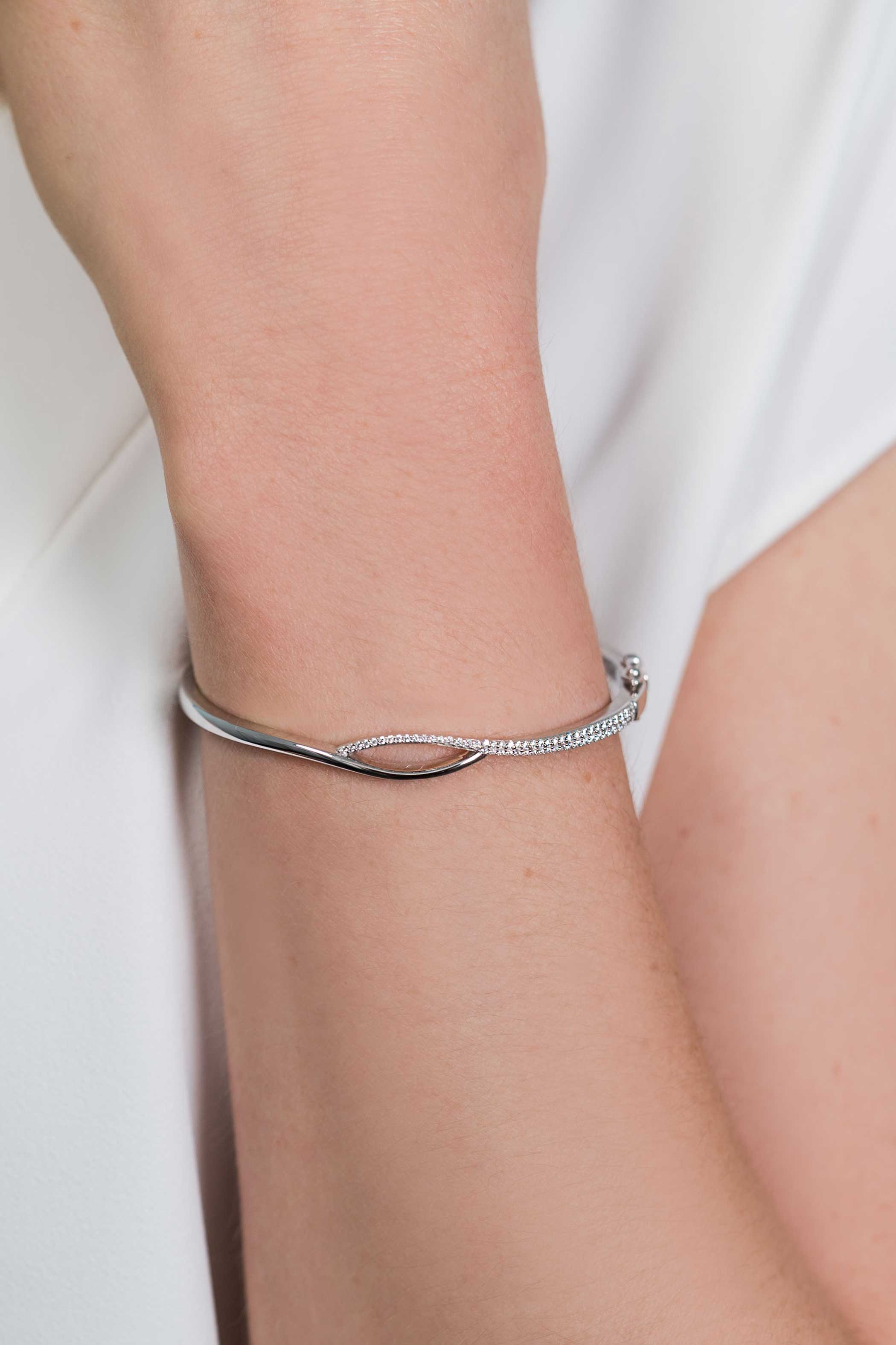 ZINZI zilveren bangle armband cross-over wit zirconia met scharniersluiting ZIA1971