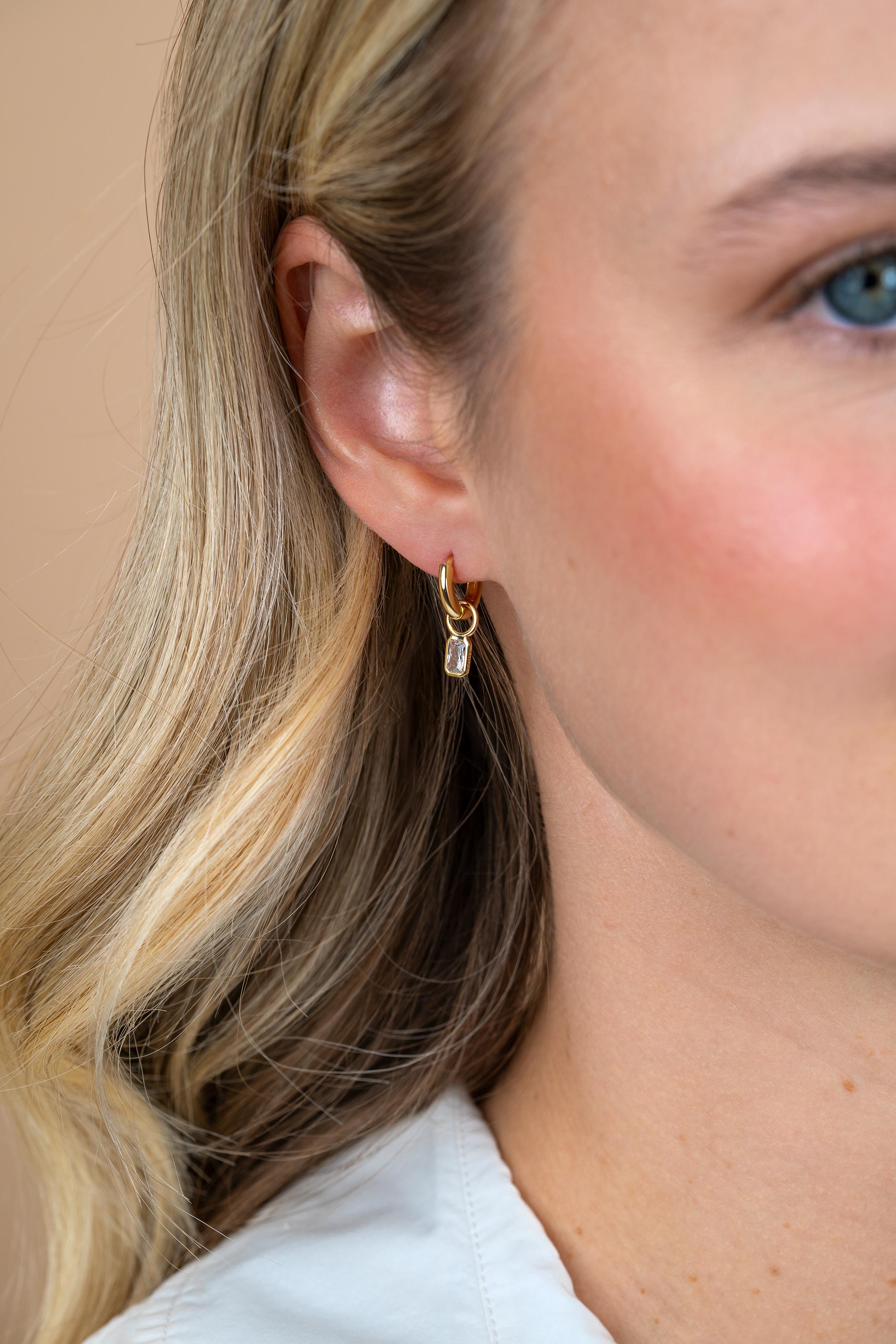 6mm ZINZI goldplated zilveren oorbedels met baguette-geslepen zirkonia in achthoekige zetting ZICH2826 (zonder oorringen)