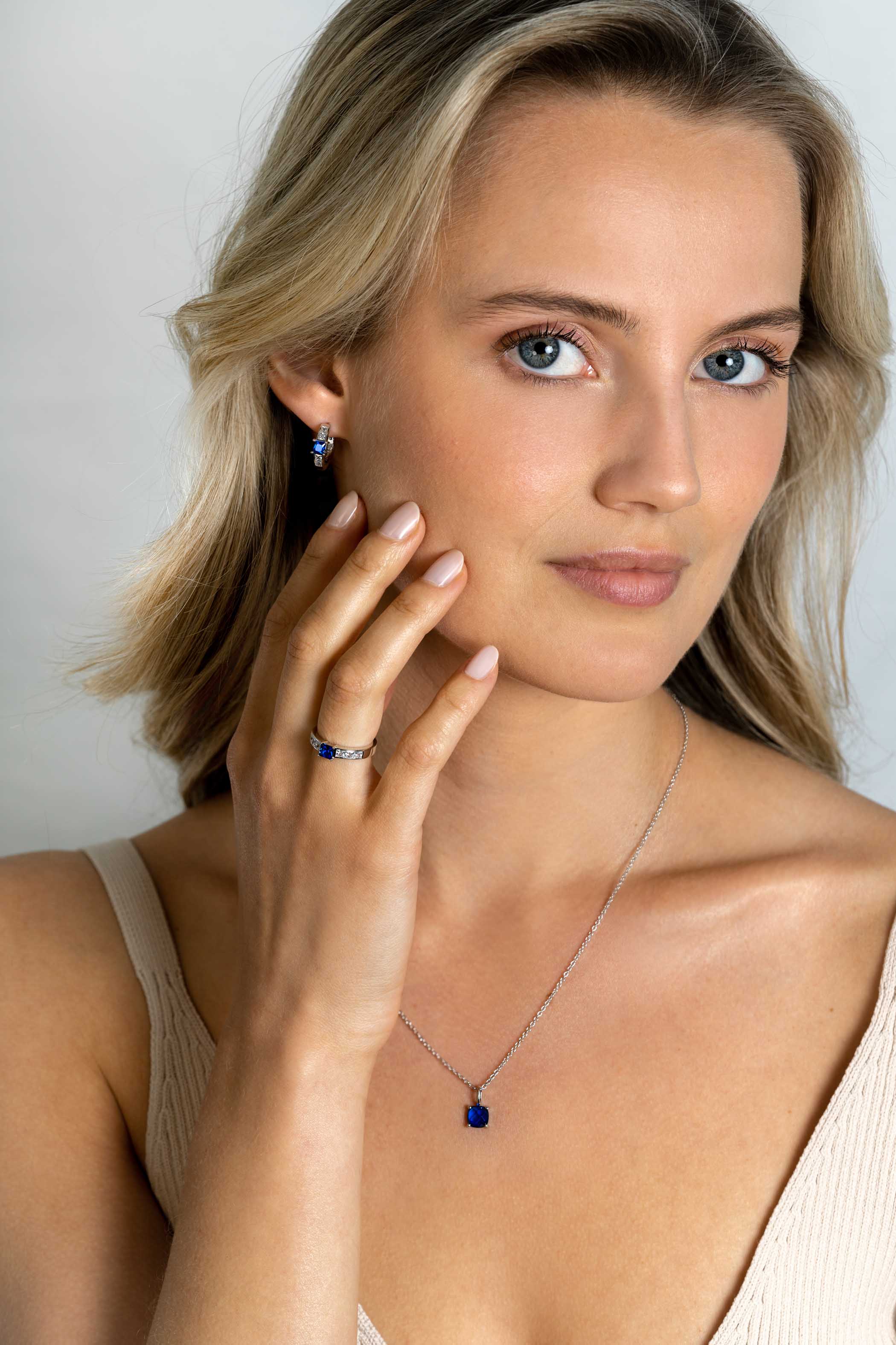 ZINZI zilveren ring vierkant saffierblauw en witte zirconia's ZIR2453