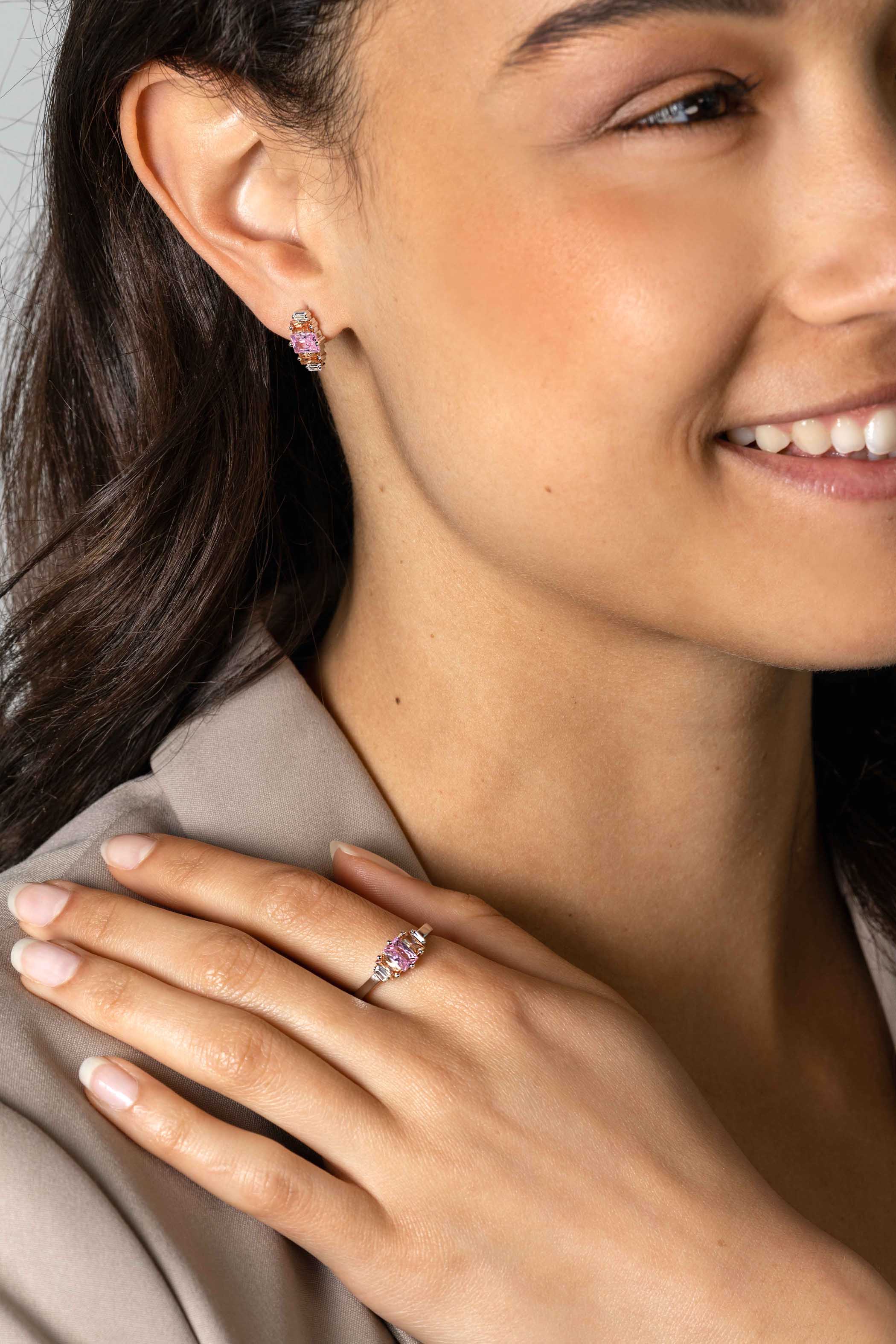 ZINZI zilveren ring, bezet met baguette geslepen zirconia's in de kleuren wit, champagne en roze ZIR2490