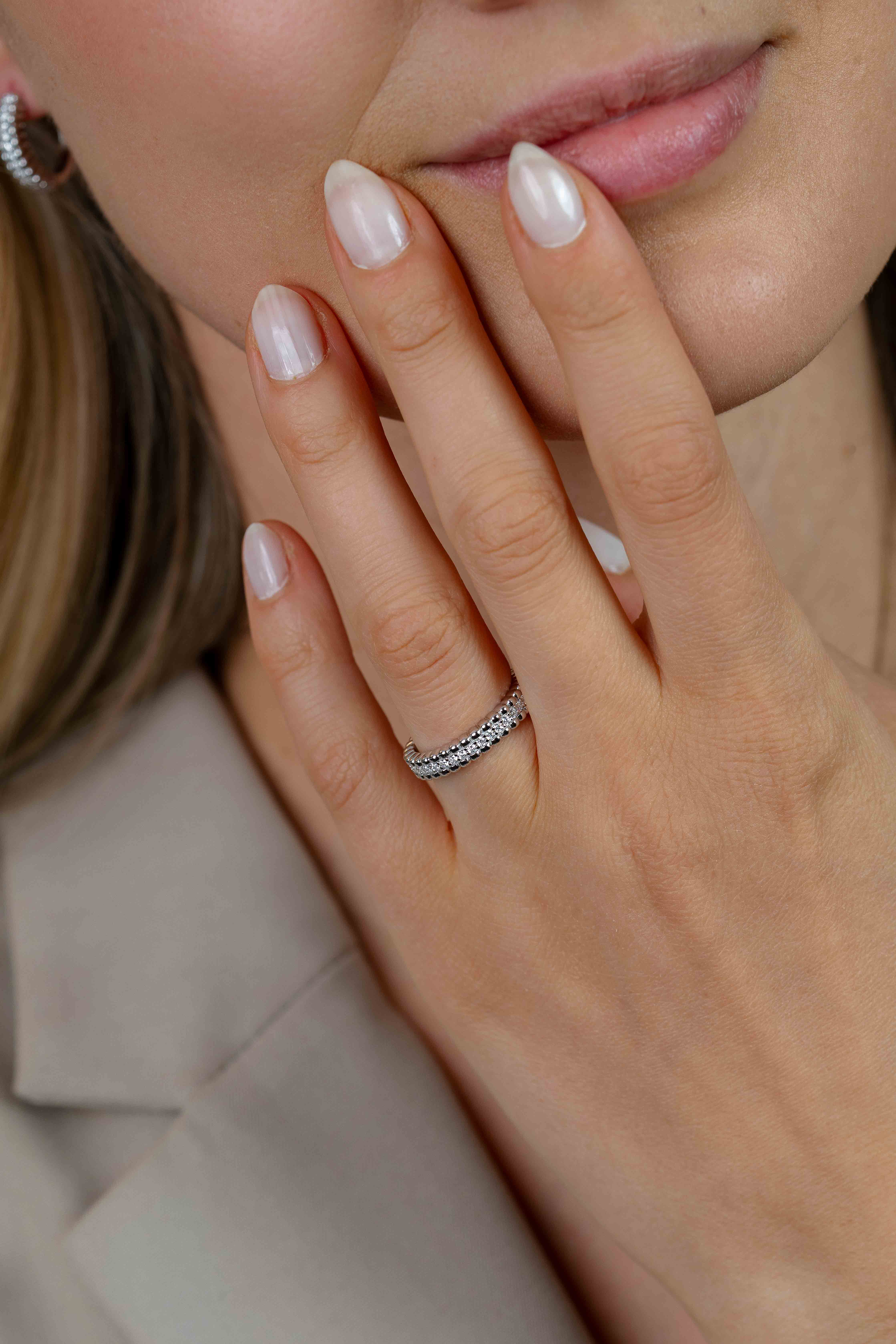 ZINZI zilveren multi-look ring met speelse structuur en een rij witte zirkonia's als middenbaan ZIR2834