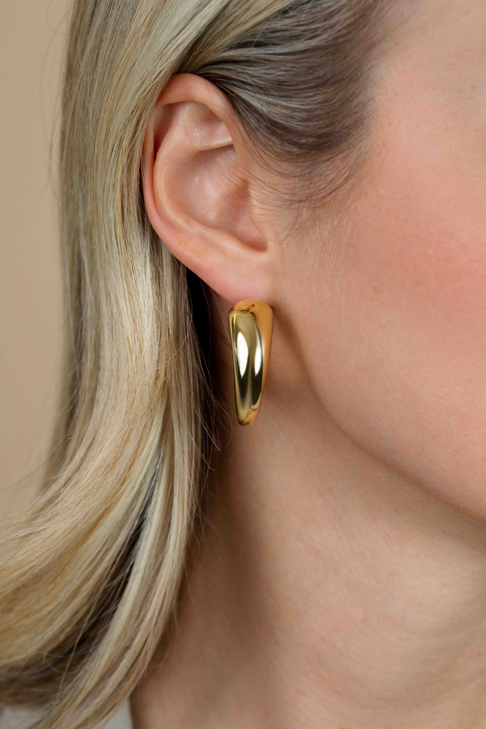 32mm ZINZI goldplated zilveren oorringen met een bolle aflopende vorm en handige bovensluiting ZIO2789G