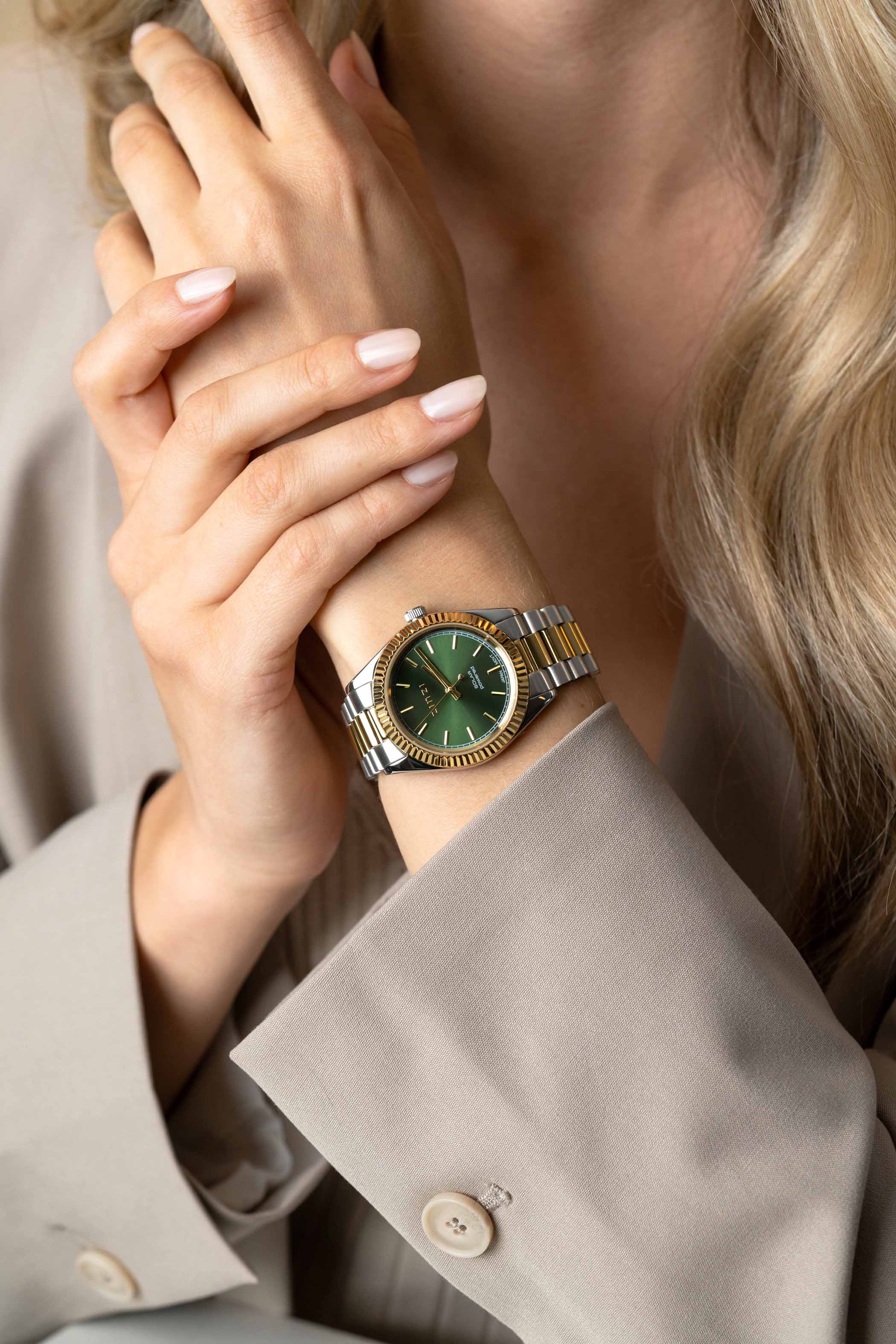 ZINZI Solaris horloge met groene wijzerplaat, stalen bicolor kast 35mm en stalen bicolor band met clip-sluiting. Het Japanse uurwerk loopt op zon- en kunstlicht ZIW2135
