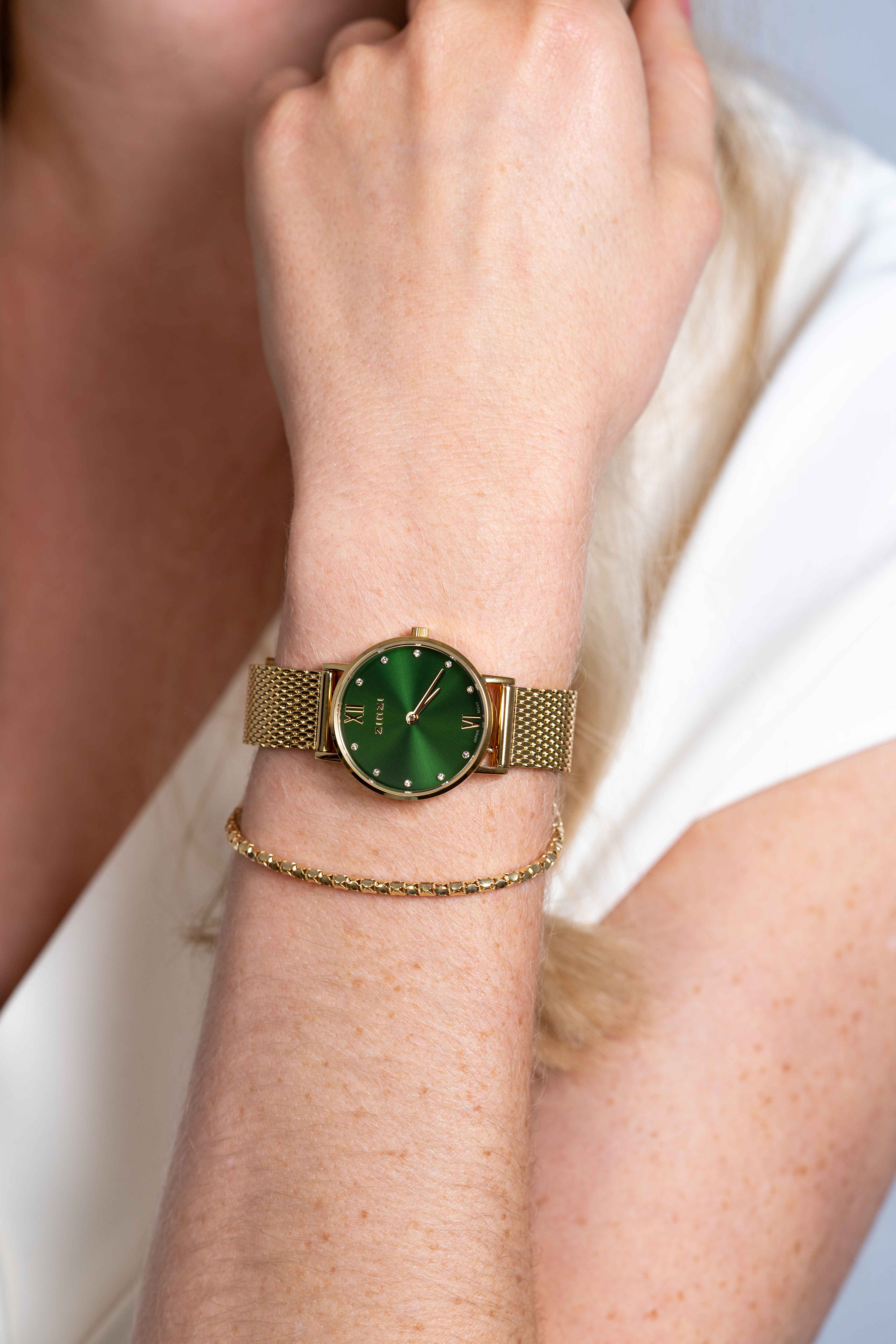 ZINZI Lady Crystal horloge groene wijzerplaat, geelgoudkleurige kast en stalen mesh band, witte crystals bij uuraanduiding, 28mm extra dun ZIW635M