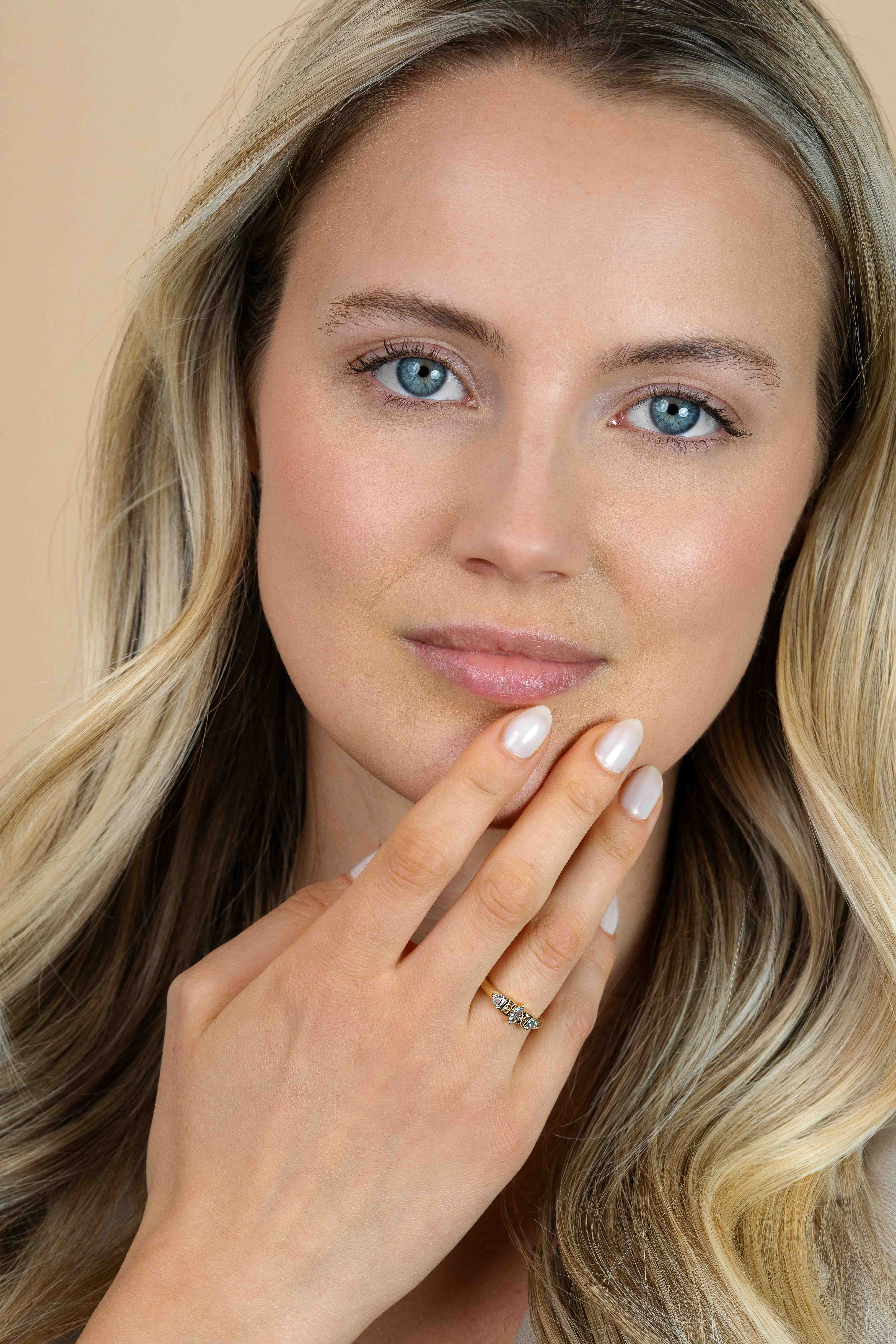 ZINZI gold plated zilveren ring met zettingen in peer, rechthoek en driehoeksvorm bezet met lichtblauwe en champagne kleurstenen ZIR2630B