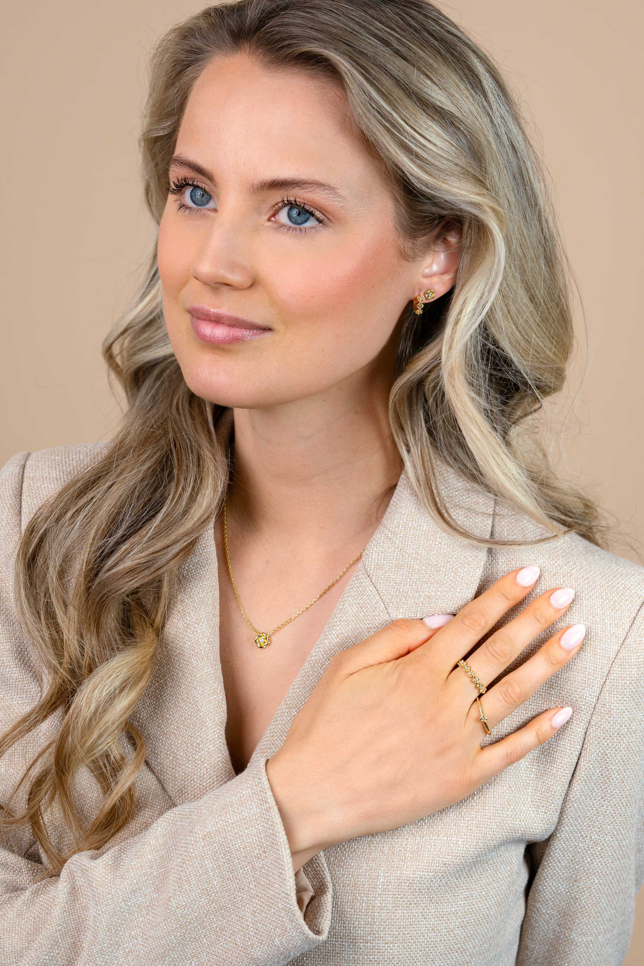 6mm ZINZI gold plated zilveren oorstekers met een roosje, bezet met witte zirkonia ZIO2872Y