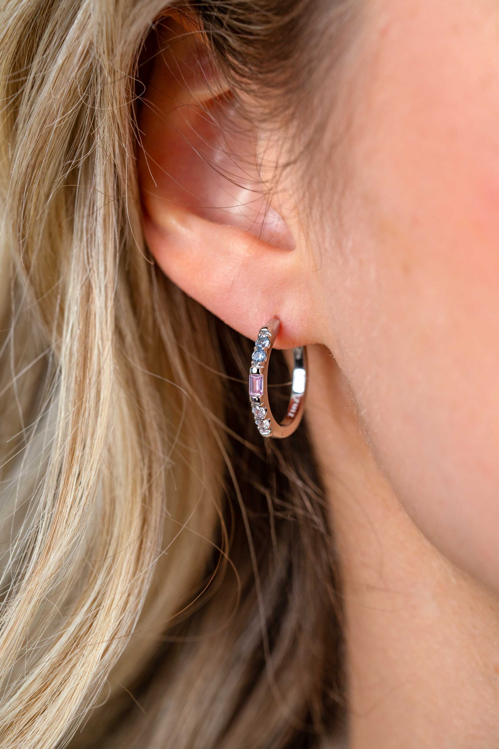 19mm ZINZI zilveren oorringen bezet met witte, roze en lichtblauwe kleurstenen, luxe klapsluiting ZIO2868